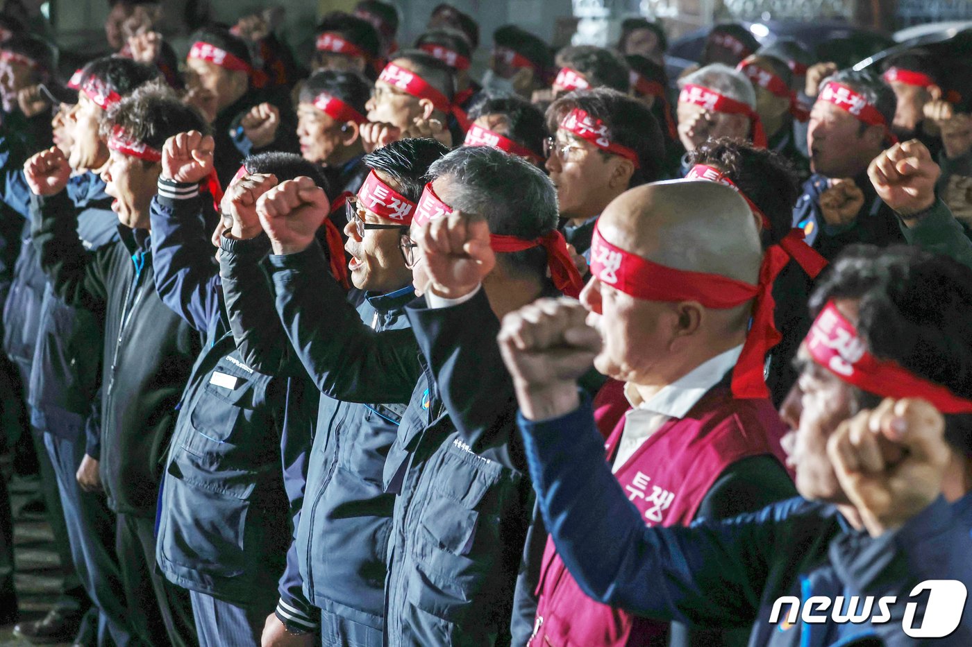 본문 이미지 - 서울시버스노동조합 조합원들이 27일 오후 서울 영등포구 서울지방노동위원회에서 열린 서울시내버스 노사 조정 회의 재개에 앞서 구호를 외치고 있다. 노조는 사측과 조정이 결렬될 경우 28일 오전 4시 첫차부터 파업에 돌입한다. 파업이 현실화될 경우 서울 시내버스는 12년 만에 멈춰 서게 된다. 2024.3.27/뉴스1 ⓒ News1 민경석 기자