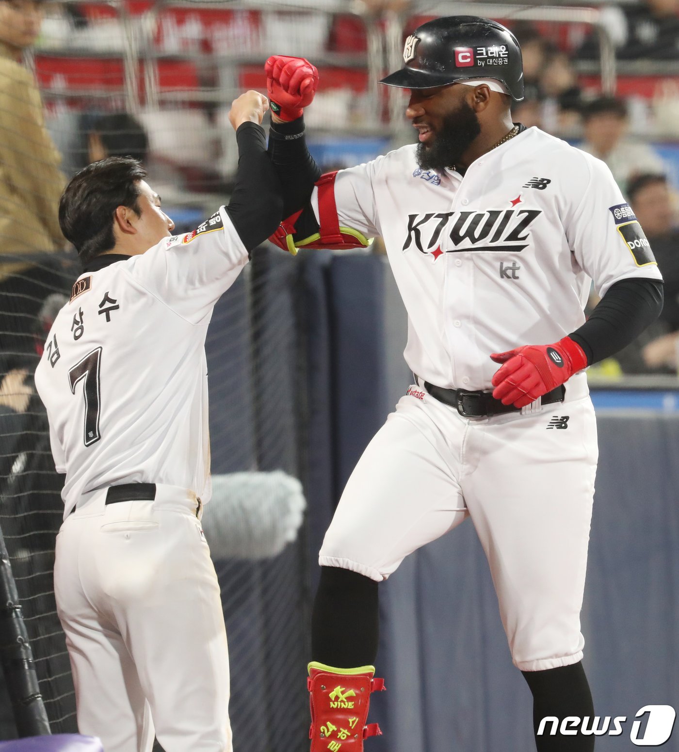 본문 이미지 - KT 로하스가 3일 키움과의 경기에서 연장 10회 끝내기 안타를 치며 팀을 승리로 이끌었다.뉴스1 ⓒ News1 김영운 기자