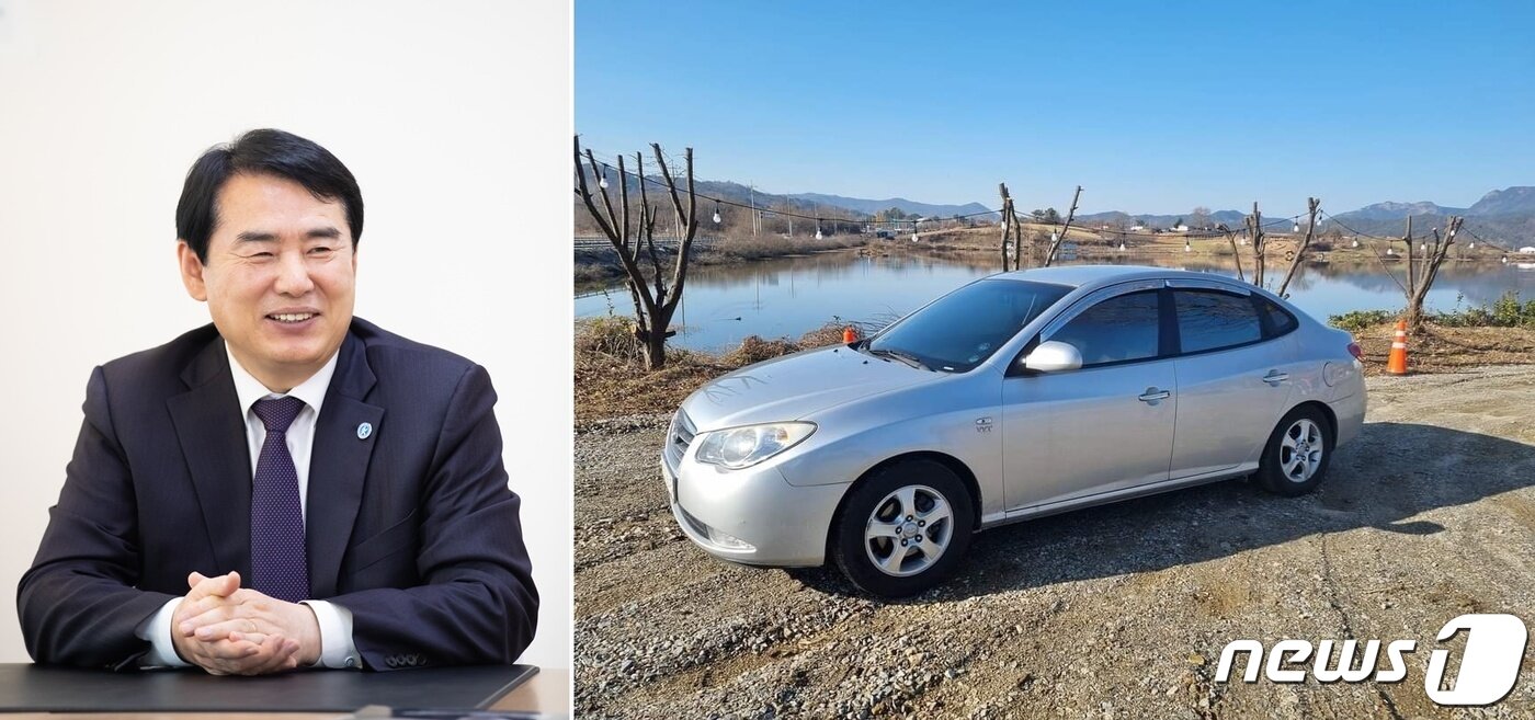 본문 이미지 - 이정선 광주시교육감과 그의 자가용 아반떼 승용차. 이 교육감은 이 차를 2010년 구매해 지금까지 출퇴근용으로 사용하고 있다. 해당 차량 가치는 179만원으로 신고됐다.(이정선 교육감 SNS갈무리). ⓒ 뉴스1