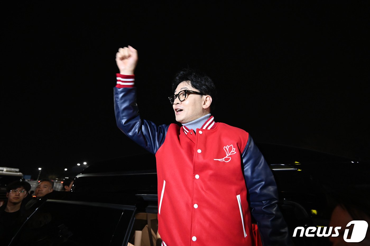 본문 이미지 - 한동훈 국민의힘 비상대책위원장이 28일 서울 송파구 양재대로 가락시장에서 가진 '국민의힘으로 민생살리기' 선거운동개시 민생현장 방문을 마치고 차량에 올라 주먹을 높이 들어 보이고 있다. (공동취재) 2024.3.28/뉴스1 ⓒ News1 박정호 기자
