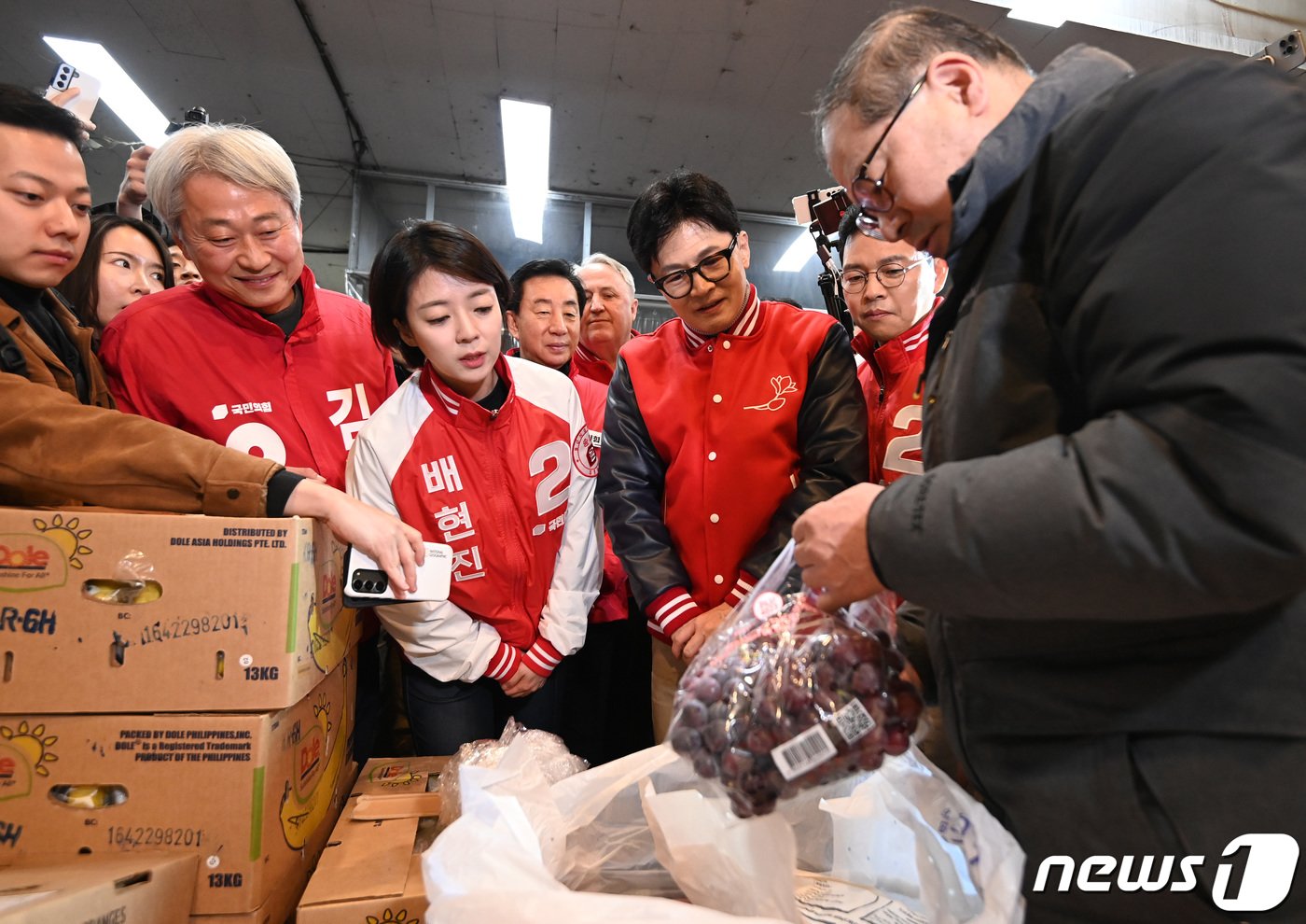 한동훈 국민의힘 비상대책위원장이 28일 서울 송파구 양재대로 가락시장에서 가진 &#39;국민의힘으로 민생살리기&#39; 선거운동개시 민생현장 방문에서 배현진&#40;송파을&#41;, 박정훈&#40;송파갑&#41;, 김근식&#40;송파병&#41; 후보, 인요한 국민의미래 선거대책위원장 등과 함께 물건을 사러 나온 시민을 만나 인사를 나누고 있다. &#40;공동취재&#41; 2024.3.28/뉴스1 ⓒ News1 박정호 기자