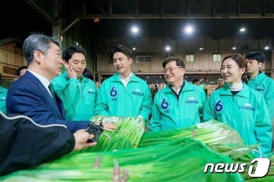 오영환 새로운미래 총괄선대위원장이 28일 서울 송파구 가락시장을 방문해 총선 공식 선거운동을 시작했다. &#40;사진제공 = 새로운미래&#41; 