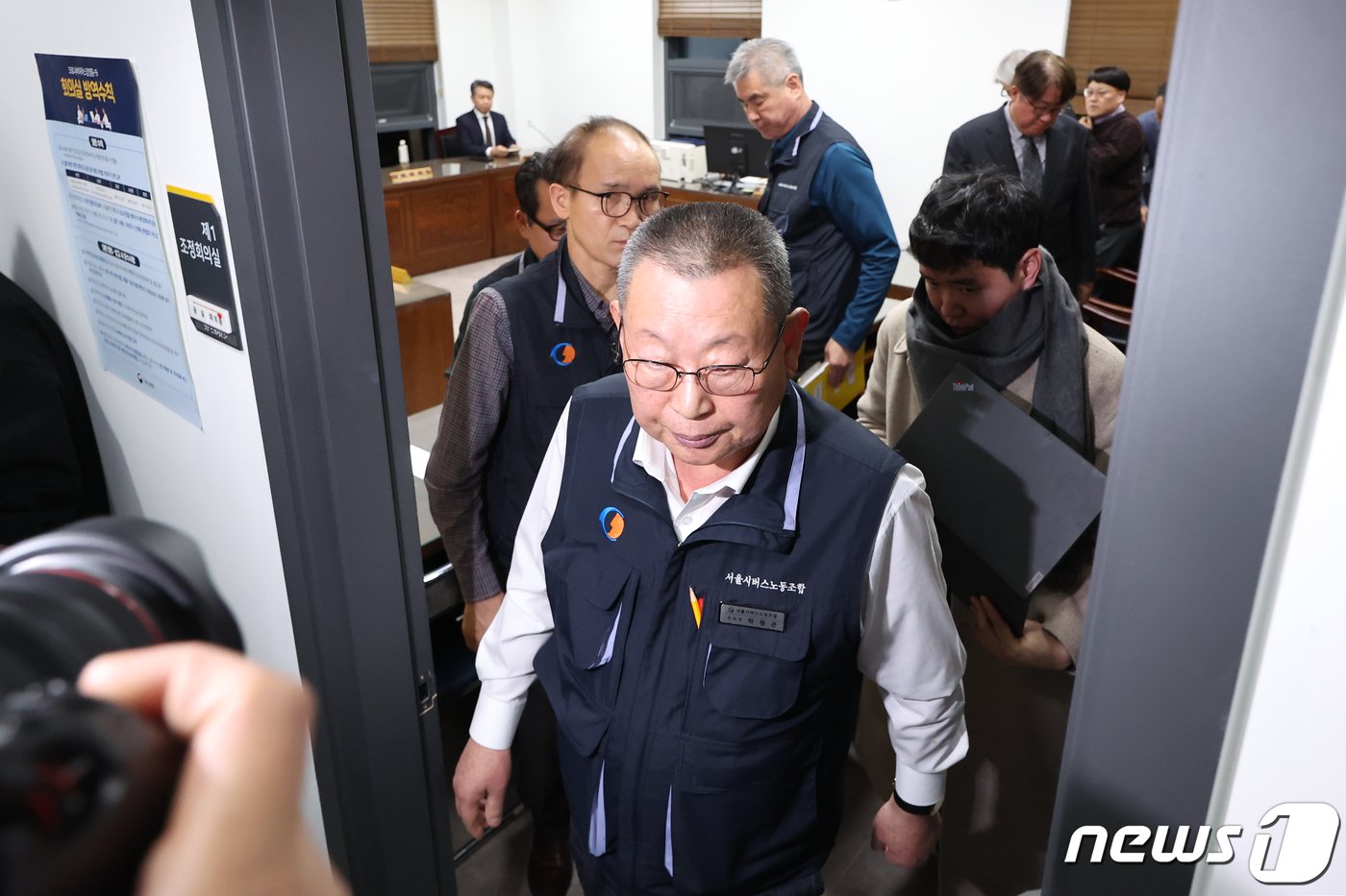 본문 이미지 - 박점곤 서울시버스노동조합 위원장이 28일 새벽 서울 영등포구 서울지방노동위원회에서 열린 서울시내버스 노사 조정 회의에서 본교섭 결렬 이후 교섭장을 나서고 있다. 노조는 본교섭 이후 사후 교섭까지 이어지는 진통끝에 입금 교섭 최종 결렬을 맞이해 이날 오전 4시 첫차부터 파업에 돌입한다. 이번 파업으로 서울 시내버스는 12년 만에 멈춰 서게 됐다. 2024.3.28/뉴스1 ⓒ News1 민경석 기자