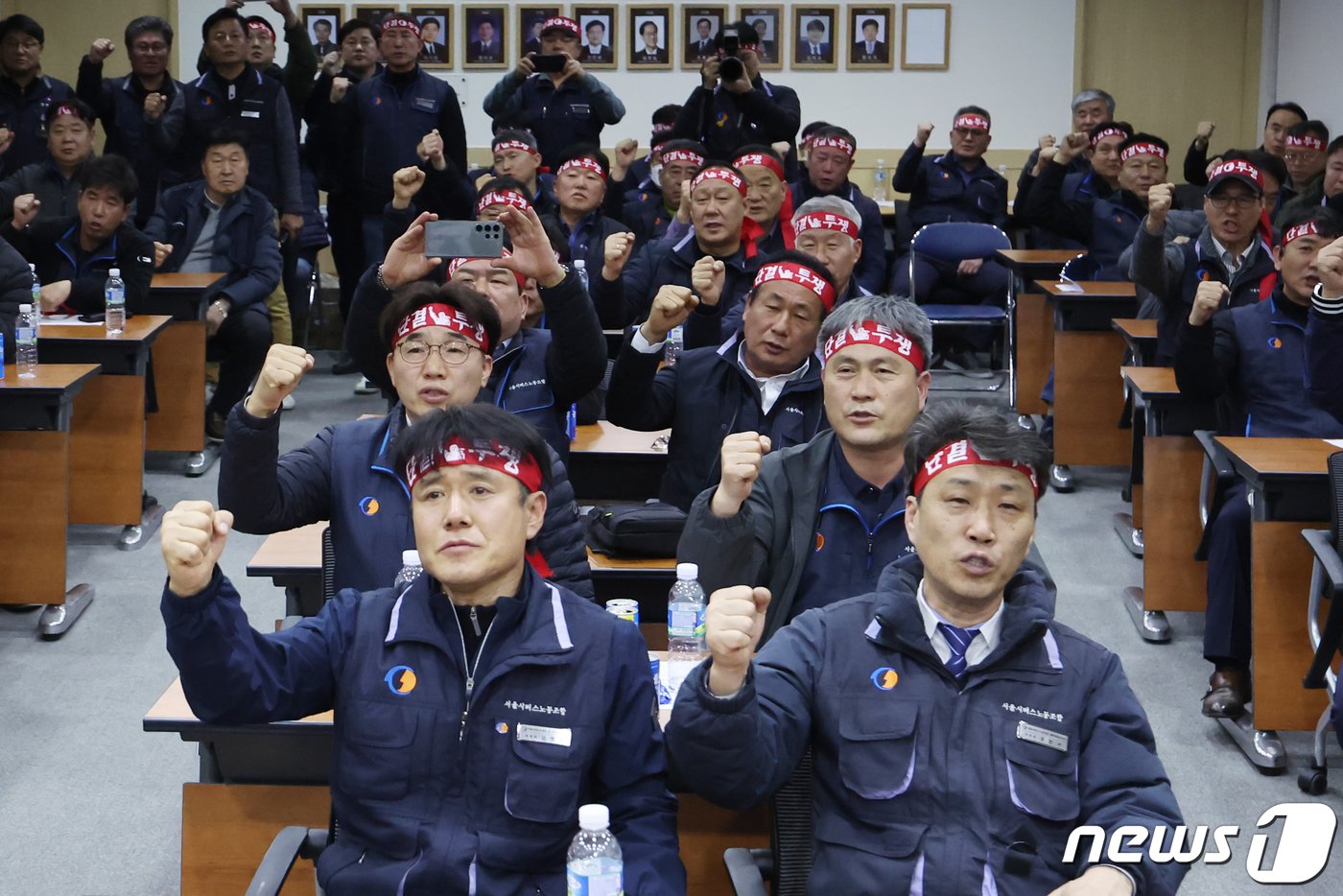 본문 이미지 - 서울시버스노동조합 조합원들이 28일 새벽 서울 영등포구 서울지방노동위원회에서 열린 서울시내버스 노사 조정 회의에서 임금 교섭 최종 결렬을 맞이한 뒤 구호를 외치고 있다. 노조는 사후 교섭까지 이어지는 진통끝에 입금 교섭 최종 결렬을 맞이해 이날 오전 4시 첫차부터 파업에 돌입한다. 이번 파업으로 서울 시내버스는 12년 만에 멈춰 서게 됐다. 2024.3.28/뉴스1 ⓒ News1 민경석 기자