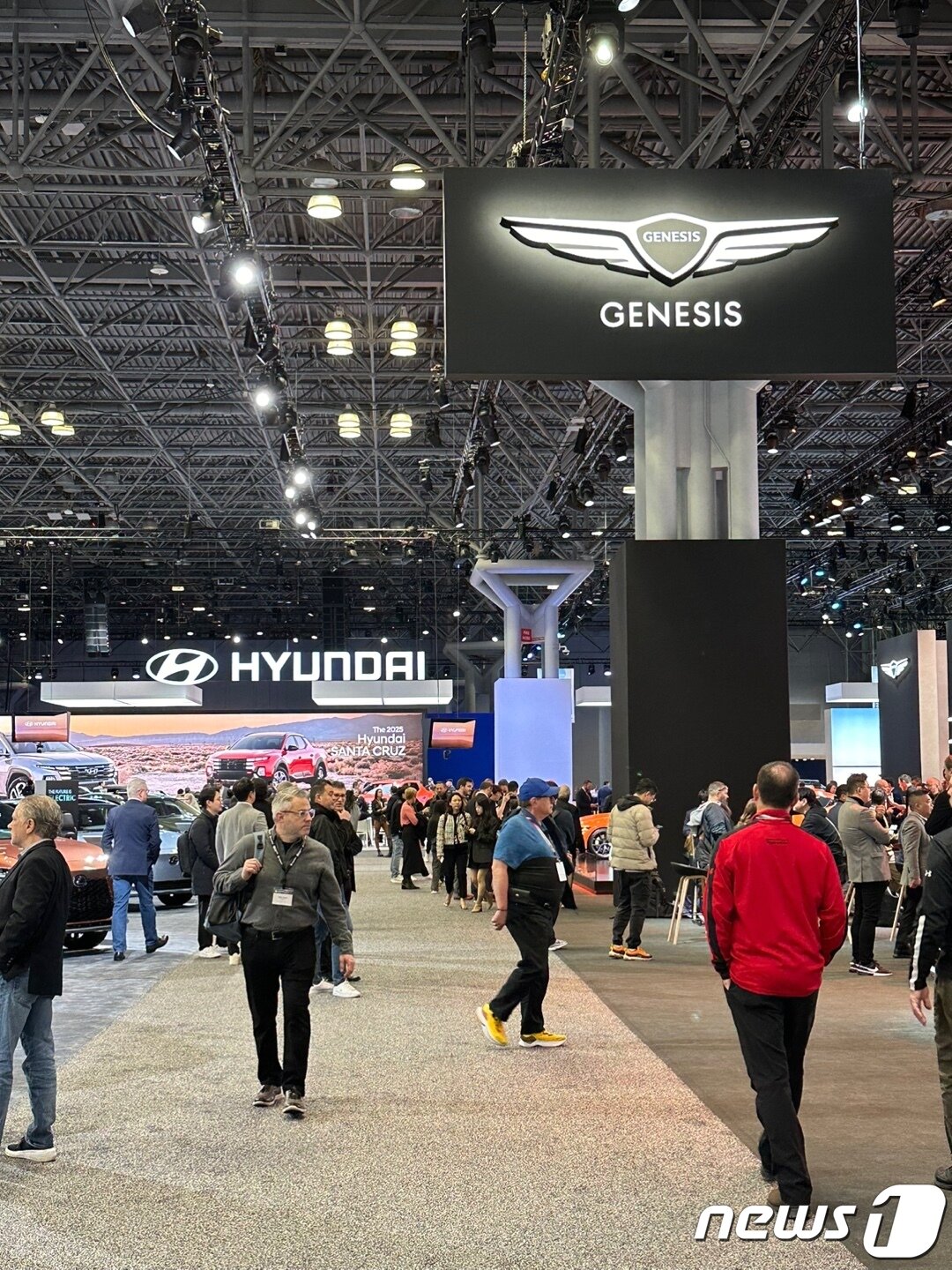 본문 이미지 - 2024 뉴욕 오토쇼의 현대자동차와 제네시스의 전시관 모습.ⓒ 뉴스1 이동희 기자 