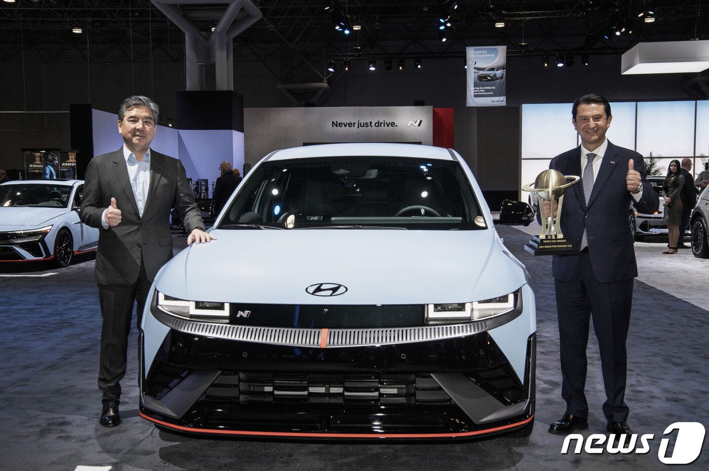 본문 이미지 -  왼쪽부터 현대차 장재훈 사장과 현대차 글로벌 COO 호세 무뇨스 사장이 뉴욕 오토쇼 현대차 전시관에서 세계 올해의 퍼포먼스카 수상을 기념하며 촬영하는 모습.(현대차그룹 제공)