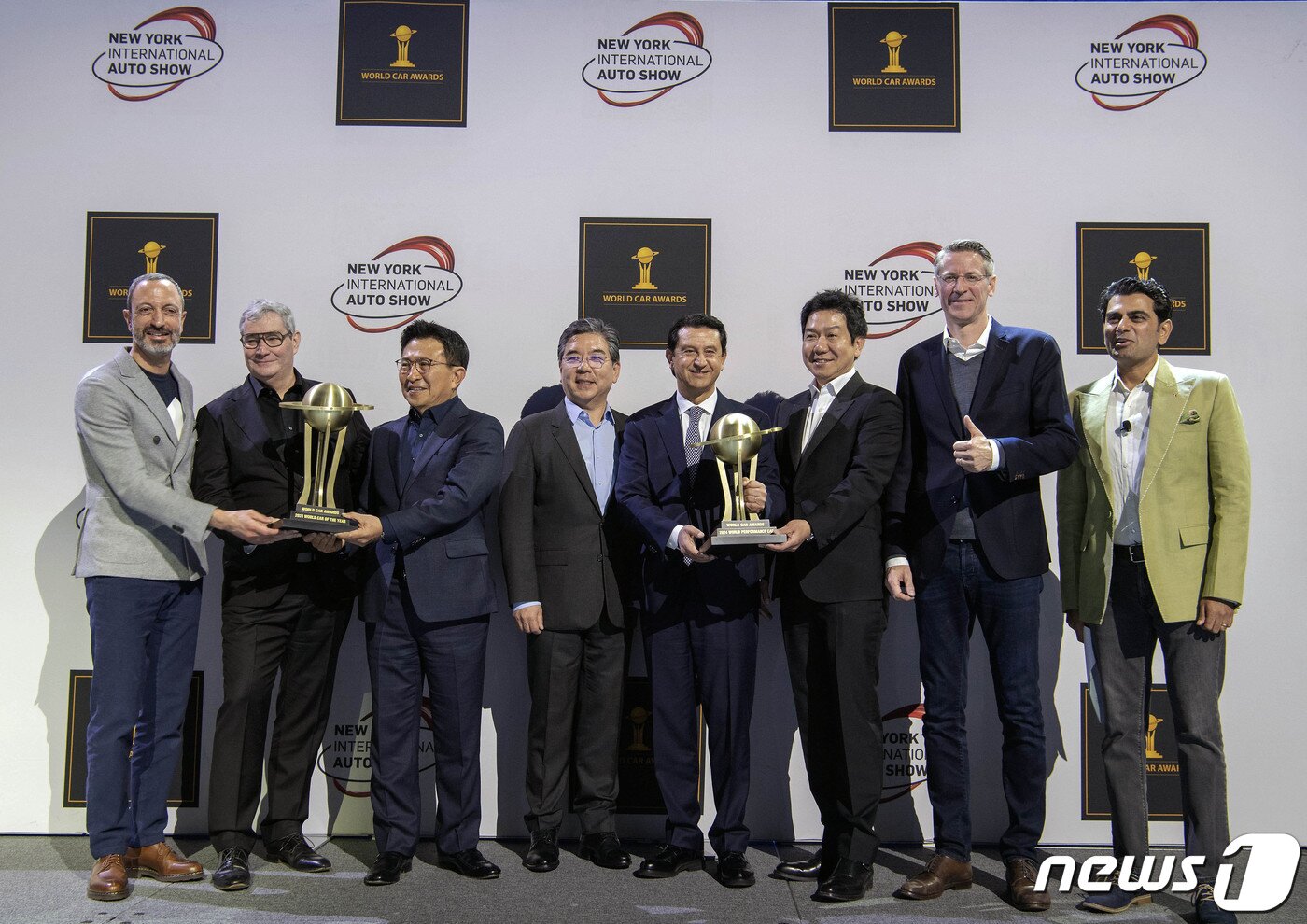 본문 이미지 -  현대차그룹 관계자들이 시상식장에서 기념촬영 하는 모습. 왼쪽부터 기아 글로벌디자인담당 카림 하비브 부사장, 루크 동커볼케 현대차그룹 CDO(글로벌 디자인 본부장) 겸 CCO(최고 크리에이티브 책임자), 기아 북미권역본부장 윤승규 부사장, 현대차 장재훈 사장, 현대차 글로벌 COO 호세 무뇨스 사장, 현대제네시스 글로벌디자인담당 이상엽 부사장, 현대차 N브랜드&모터스포츠사업부장 틸 바텐베르크 상무, 월드카어워즈 싯다르트 비나야크 파탄카르 의장.(현대차그룹 제공)