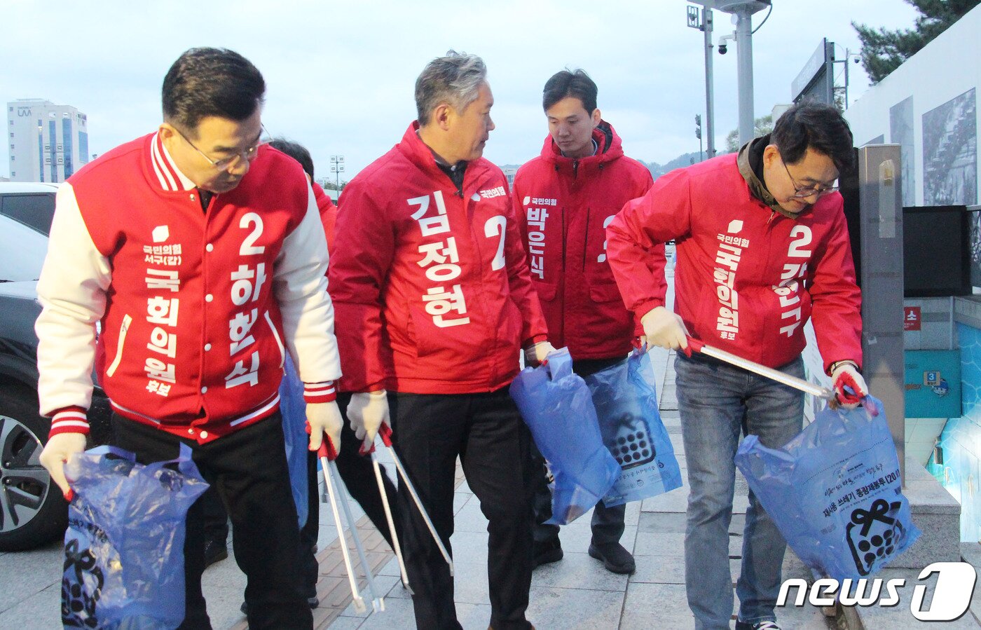 본문 이미지 - 4·10 총선 공식 선거운동이 시작된 28일 새벽 국민의힘 광주시당이 518민주광장을 청소하고 있다. 2024.3.28/뉴스1 ⓒ News1 박지현 기자