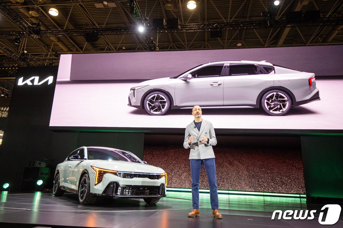 본문 이미지 -  기아가 27일(현지시간) 미국 뉴욕 오토쇼에서 신형 준중형 세단 ‘더 기아 K4'를 세계 최초로 공개했다. 기아 글로벌디자인담당 카림 하비브 부사장이 더 기아 K4를 소개하는 모습.(현대차그룹 제공)