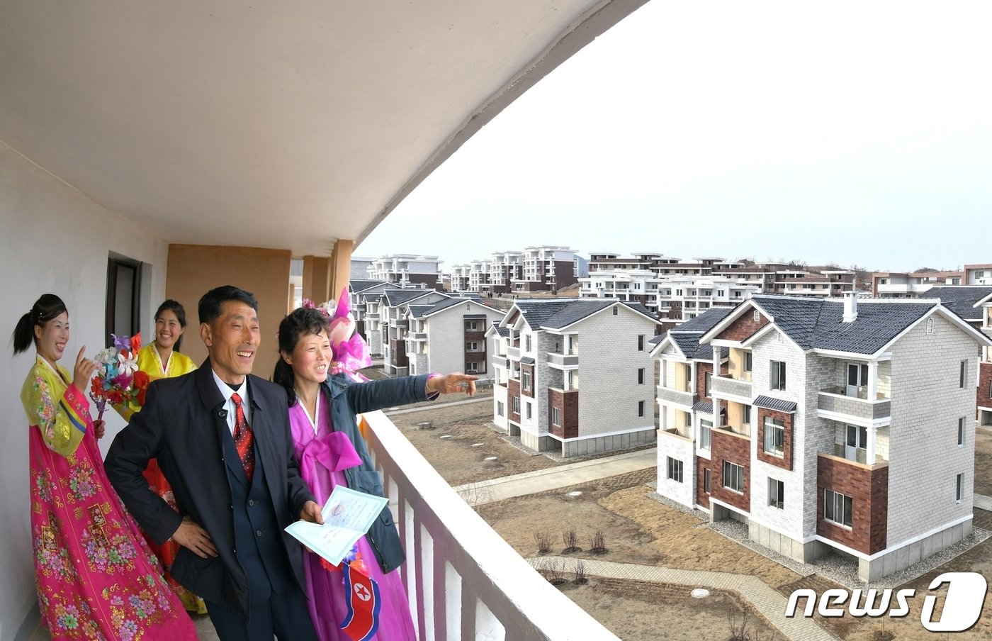 본문 이미지 - (평양 노동신문=뉴스1) = 북한 노동당 기관지 노동신문은 28일 평양 외곽에 최근 완공한 강동종합온실에서 살림집(주택) 입사모임이 지난 27일 진행되었다고 보도했다. 신문은 "온실도시, 농장도시에 인민의 기쁨이 넘쳐난다"라고 선전했다. [국내에서만 사용가능. 재배포 금지. DB 금지. For Use Only in the Republic of Korea. Redistribution Prohibited] rodongphoto@news1.kr