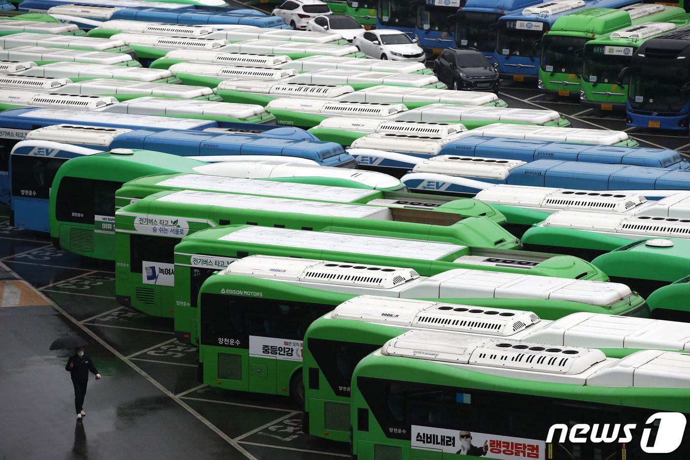 본문 이미지 - 서울 시내버스 노조가 파업에 돌입한 28일 서울의 한 공영차고지에 버스가 주차돼 있다. 서울시버스노동조합은 이날 오전 사측인 서울시버스운송사업조합과의 협상 결렬을 선언, 전체 서울 시내버스(7천382대)의 97.6%에 해당하는 7천210대가 운행을 멈췄다. 서울 시내버스 파업은 12년 만이다. 2024.3.28/뉴스1 ⓒ News1 이광호 기자