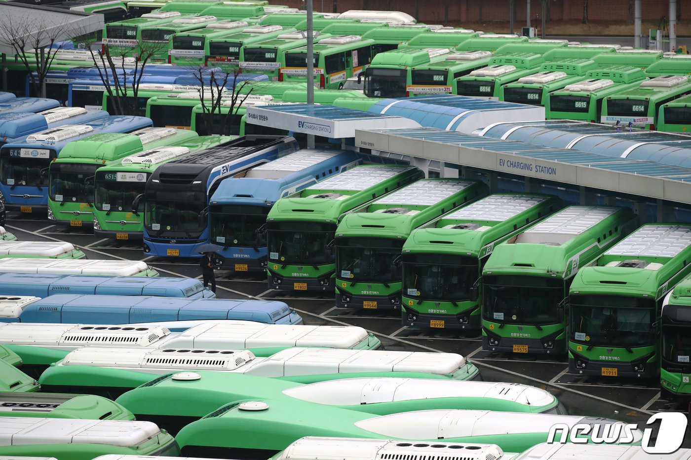 본문 이미지 - 서울 시내버스 노조가 파업에 돌입한 28일 서울의 한 공영차고지에 버스가 주차돼 있다.  2024.3.28/뉴스1 ⓒ News1 이광호 기자