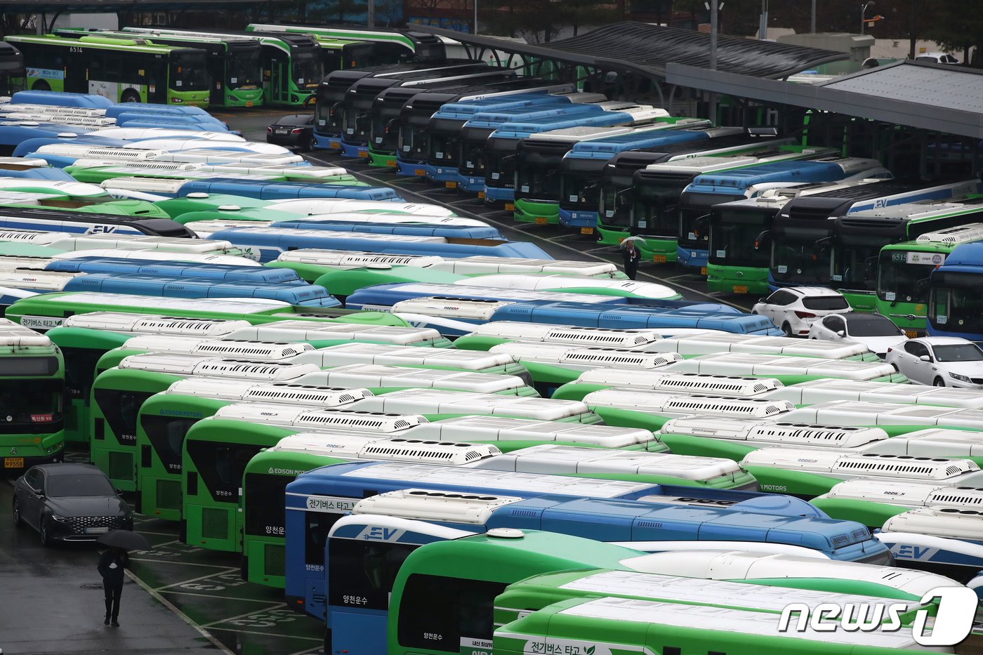 본문 이미지 - 서울 시내버스 노조가 파업에 돌입한 28일 서울의 한 공영차고지에 버스가 주차돼 있다. 2024.3.28/뉴스1 ⓒ News1 이광호 기자