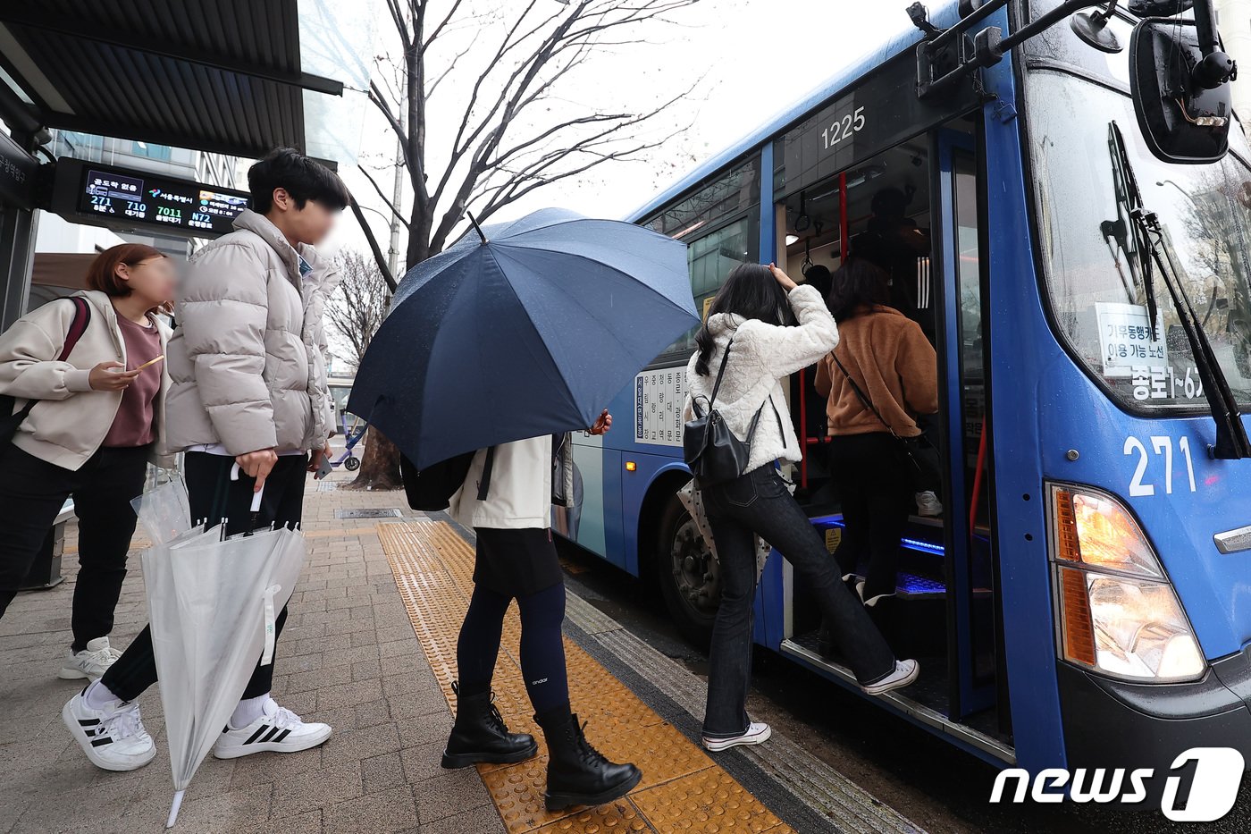 본문 이미지 - 서울 시내버스 노조가 파업에 돌입한 28일 서울 시내 한 버스정류장에서 시민들이 버스에 탑승하고 있다. 전체 서울 시내버스(7천382대)의 97.6%에 해당하는 7천210대가 운행을 멈췄다. 서울 시내버스 파업은 12년 만이다. 2024.3.28/뉴스1 ⓒ News1 김성진 기자