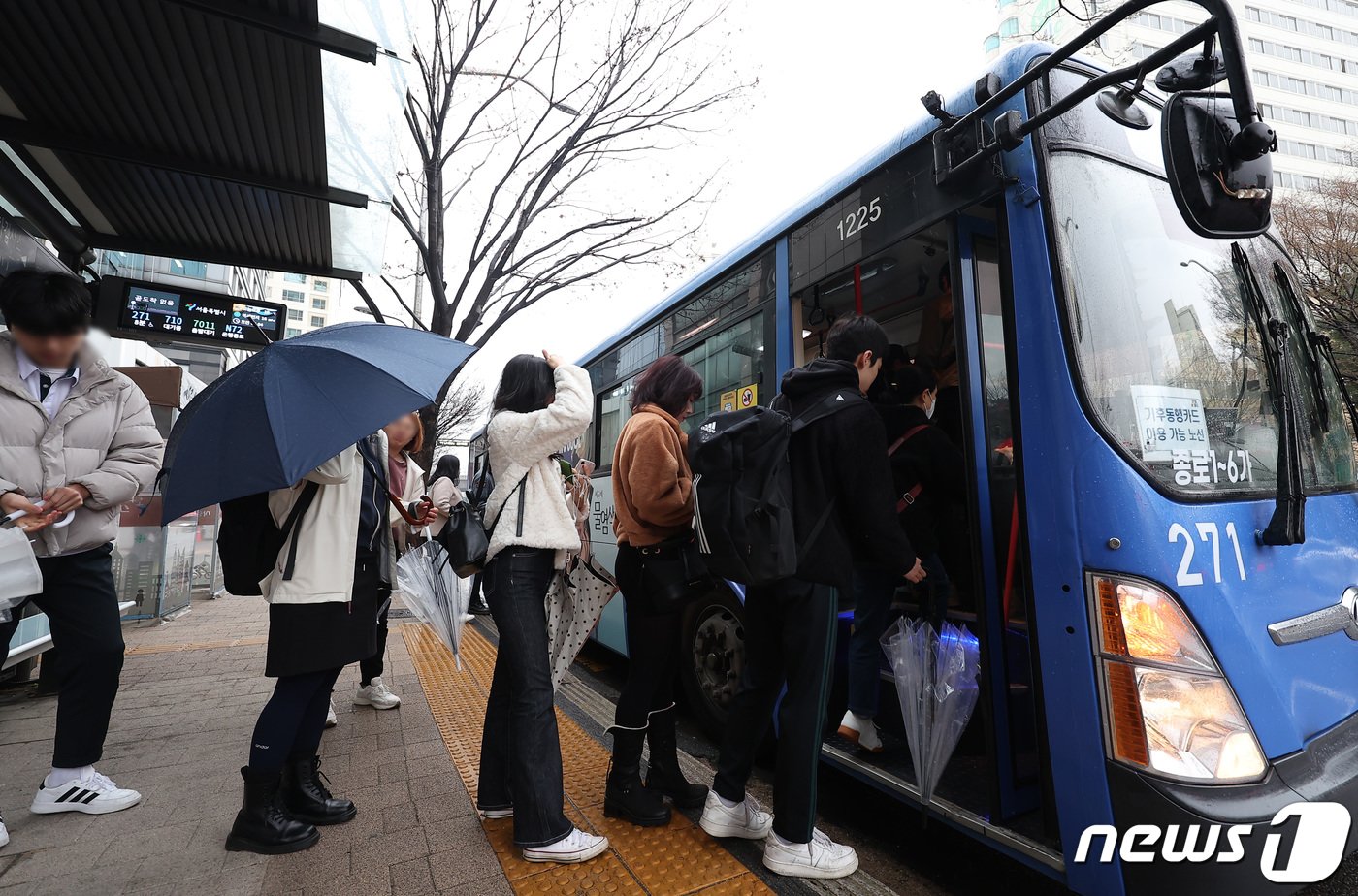 서울 시내버스 노조가 파업에 돌입한 28일 서울 시내 한 버스정류장에서 시민들이 버스에 탑승하고 있다. 전체 서울 시내버스&#40;7천382대&#41;의 97.6%에 해당하는 7천210대가 운행을 멈췄다. 서울 시내버스 파업은 12년 만이다. 2024.3.28/뉴스1 ⓒ News1 김성진 기자