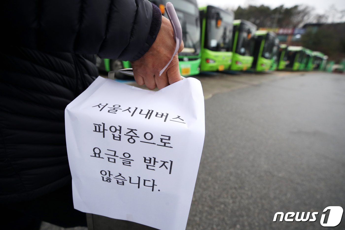 본문 이미지 - 서울 시내버스 노조가 파업에 돌입한 28일 서울의 한 공영차고지에서 일부 운행 버스의 기사가 &#39;파업중으로 요금을 받지 않습니다&#39;라는 게시물이 붙은 요금통을 들고 이동하고 있다. 서울시버스노동조합은 이날 오전 사측인 서울시버스운송사업조합과의 협상 결렬을 선언, 전체 서울 시내버스&#40;7천382대&#41;의 97.6%에 해당하는 7천210대가 운행을 멈췄다. 서울 시내버스 파업은 12년 만이다. 2024.3.28/뉴스1 ⓒ News1 이광호 기자