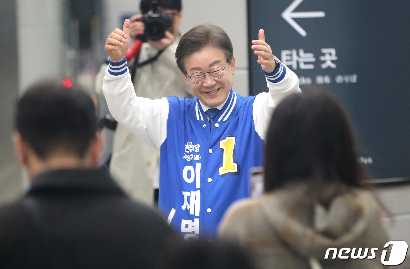 본문 이미지 - 제22대 총선 인천 계양을에 출마하는 이재명 더불어민주당 대표가 공식 선거운동이 시작된 28일 오전 인천 계양구 계양역에서 시민들에게 인사를 하고 있다. 2024.3.28/뉴스1 ⓒ News1 임세영 기자