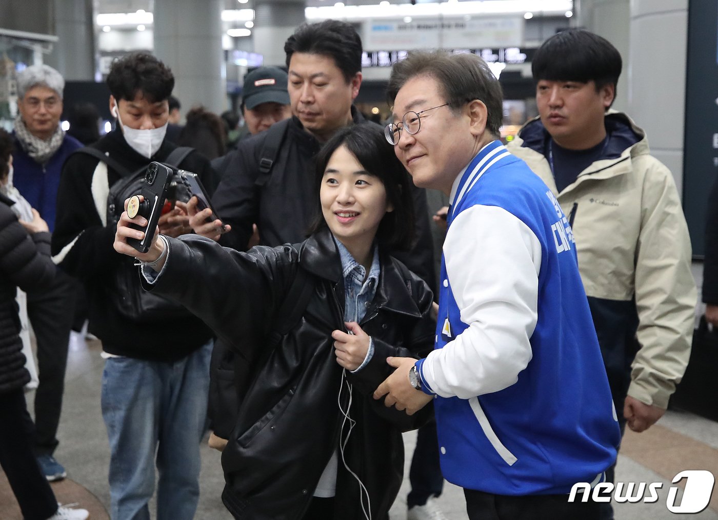 본문 이미지 - 제22대 총선 인천 계양을에 출마하는 이재명 더불어민주당 대표가 공식 선거운동이 시작된 28일 오전 인천 계양구 계양역에서 시민들과 셀카를 찍고 있다. 2024.3.28/뉴스1 ⓒ News1 임세영 기자