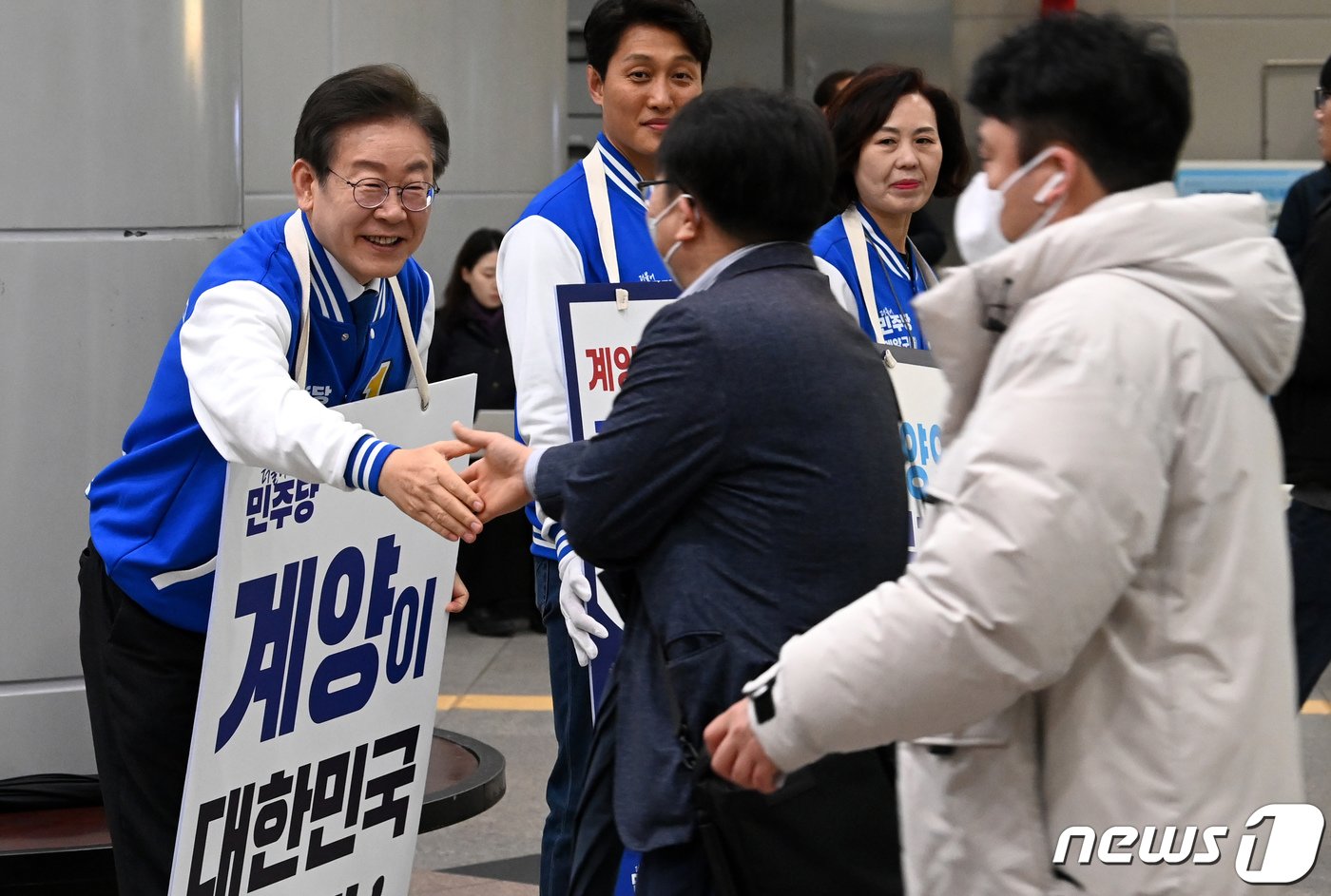 제22대 국회의원 선거의 공식선거운동이 시작된 28일 오전 인천 계양구 계양역에서 인천계양을 지역구에 출마한 이재명 더불어민주당 후보가 출근길 시민과 인사를 나누고 있다. &#40;공동취재&#41; 2024.3.28/뉴스1 ⓒ News1 임세영 기자