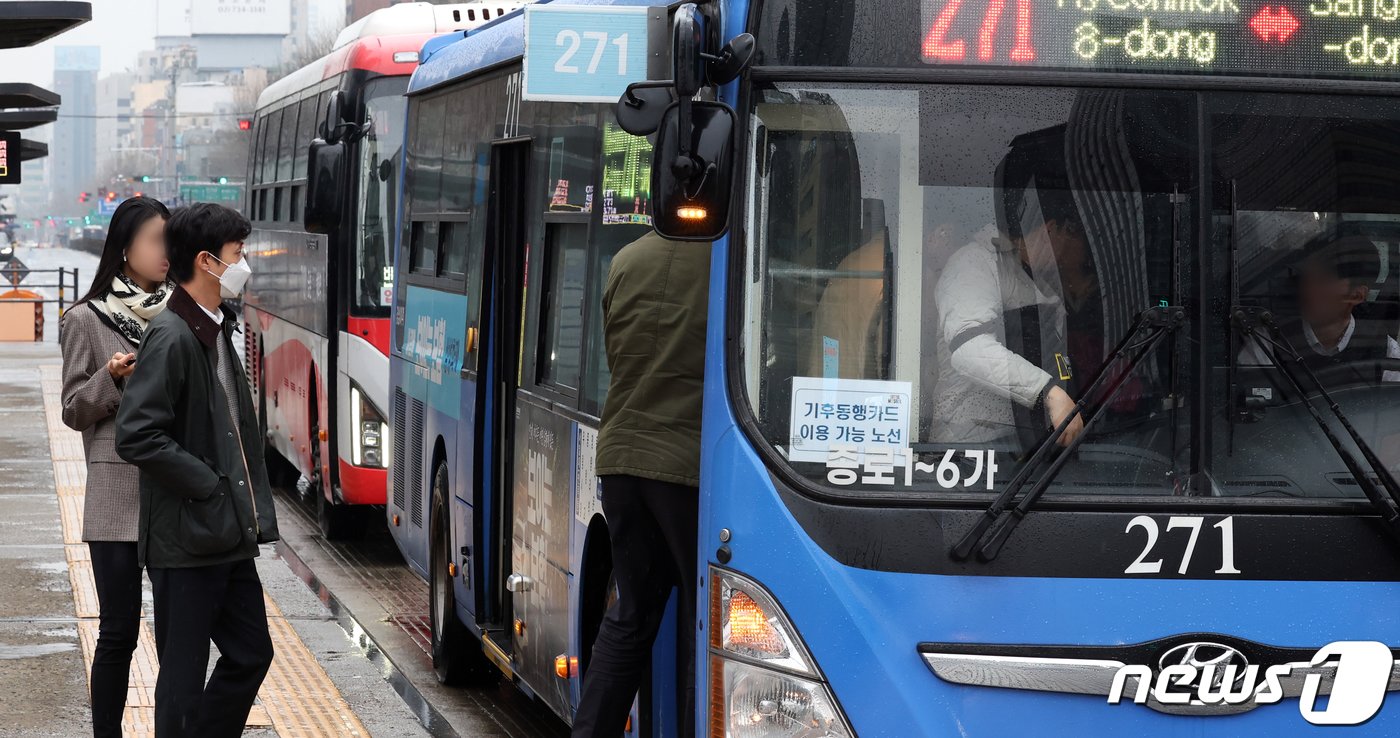 서울 시내버스가 파업한 28일 오전 서울 광화문 네거리 버스 정류장에서 시민들이 간간이 오는 버스에 탑승하고 있다. 2024.3.28/뉴스1 ⓒ News1 김명섭 기자