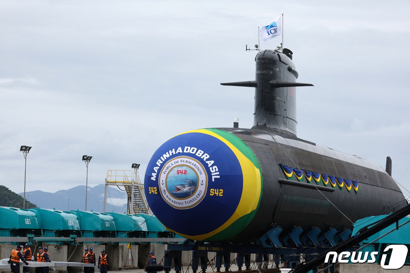 본문 이미지 - 27일(현지시간) 브라질 리우데자네이루 인근 이타구아이 조선소에서 프랑스 기술을 사용한 브라질 해군의 신형 디젤 잠수함 '토넬레로(tonelero)함'이 진수되고 있다. 2024.3.27. ⓒ 로이터=뉴스1 ⓒ News1 김성식 기자