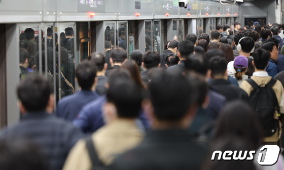 서울 시내버스 파업에…출근길 지하철 \'북새통\'