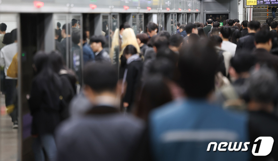 서울 시내버스 12년 만에 파업…출근길 지하철 \'북적\'