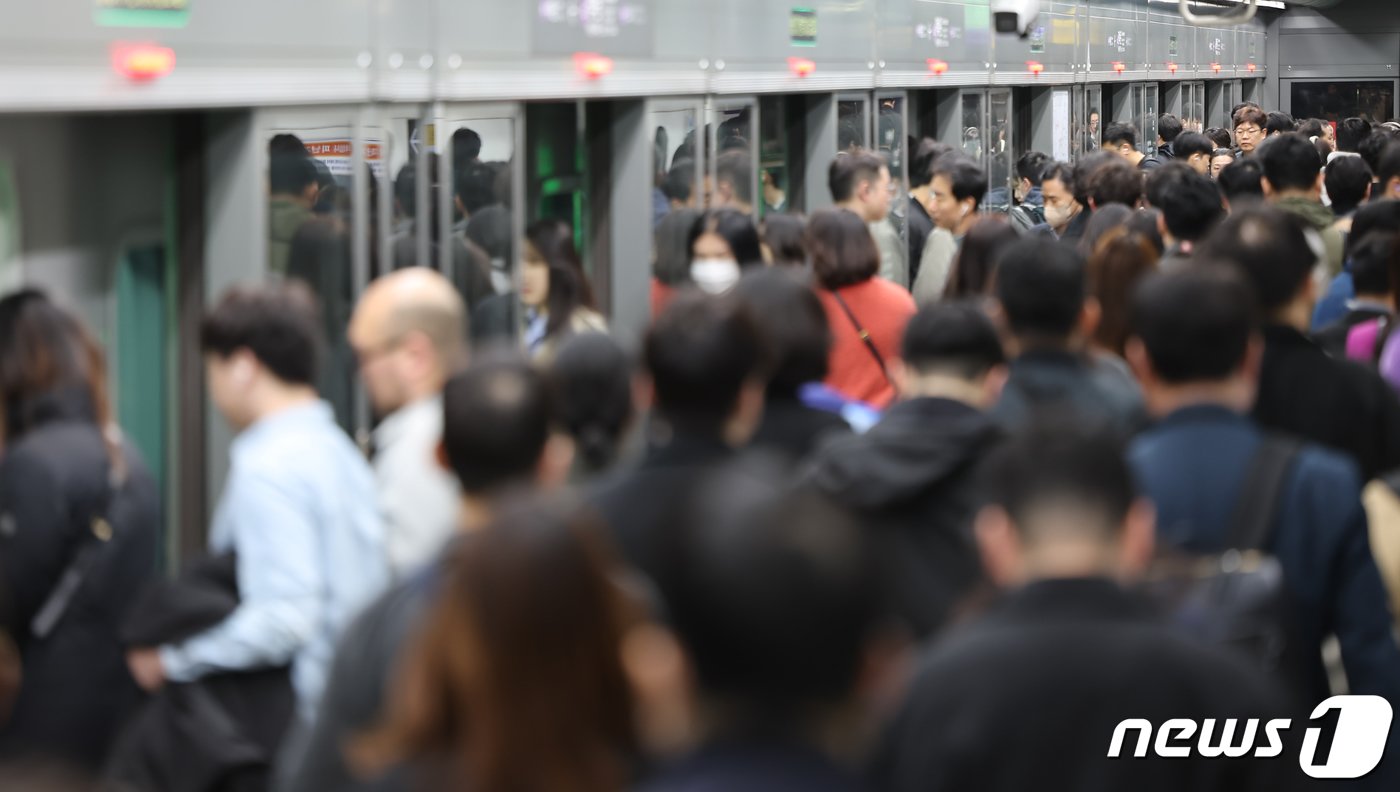 본문 이미지 - 서울 시내버스노조가 파업에 돌입한 28일 오전 서울 광화문역에서 시민들이 지하철을 이용해 출근하고 있다. 2024.3.28/뉴스1 ⓒ News1 김도우 기자