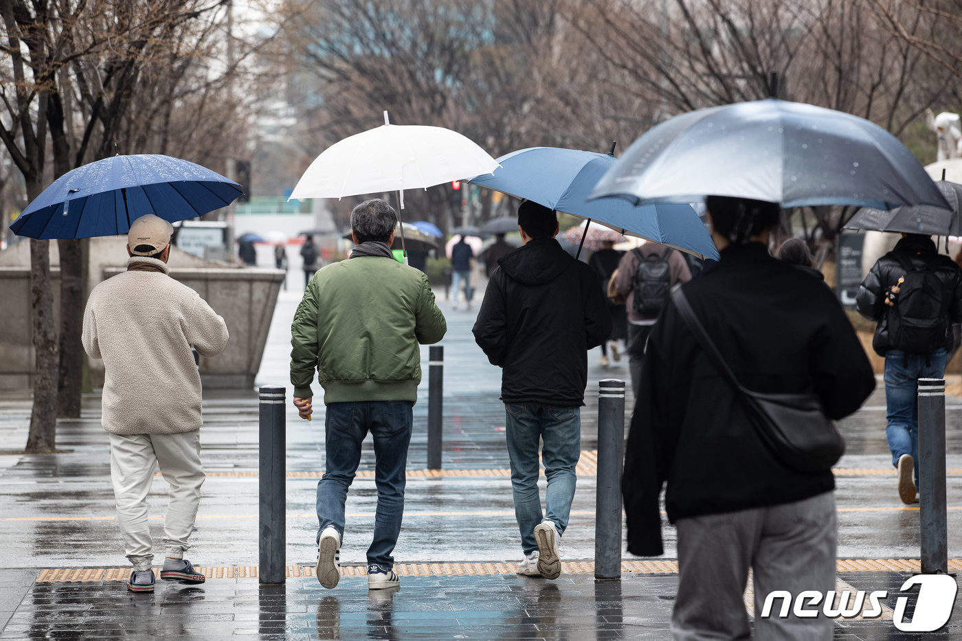 (서울=뉴스1) 유승관 기자 = 28일 서울 여의도에서 우산을 쓴 시민들이 출근길 발걸음을 옮기고 있다. 2024.3.28/뉴스1