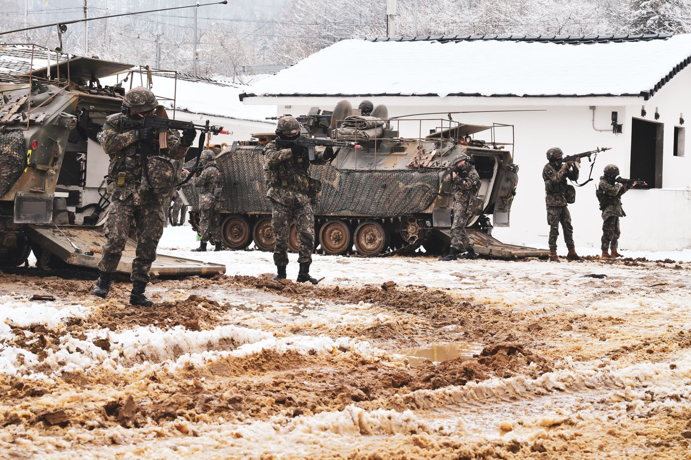 해룡여단 전투단 장병이 K200장갑차와 함께 도시지역 훈련장으로 진입하고 있다.&#40;육군 제공&#41;