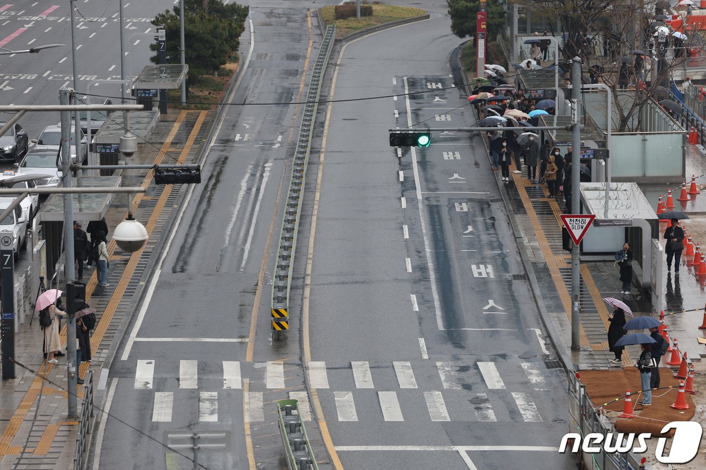 본문 이미지 - 서울 시내버스 노조가 총파업에 돌입한 28일 오전 서울역 버스환승센터에서 시민들이 버스를 기다리고 있다. 서울 버스가 멈춰 선 것은 2012년 부분 파업 이후 12년 만이다. 2024.3.28/뉴스1 ⓒ News1 신웅수 기자