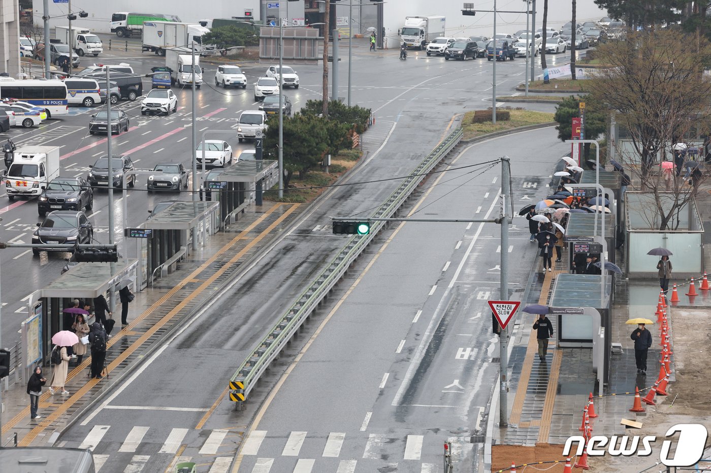 서울 시내버스 노조가 총파업에 돌입한 28일 오전 서울역 버스환승센터에서 시민들이 버스를 기다리고 있다. 서울 버스가 멈춰 선 것은 2012년 부분 파업 이후 12년 만이다. 2024.3.28/뉴스1 ⓒ News1 신웅수 기자