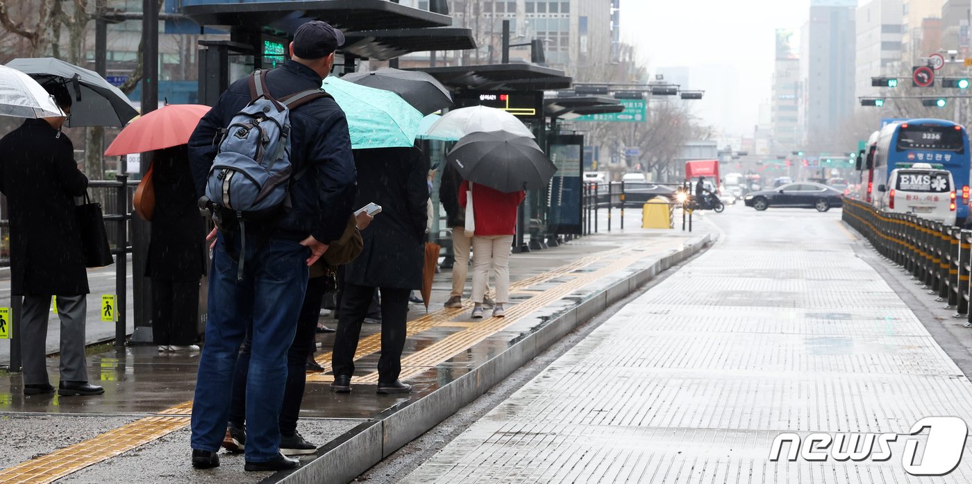 본문 이미지 - 서울 시내버스가 파업한 28일 오전 서울 광화문 네거리 버스 정류장에서 시민들이 버스를 기다리고 있다. 2024.3.28/뉴스1 ⓒ News1 김명섭 기자