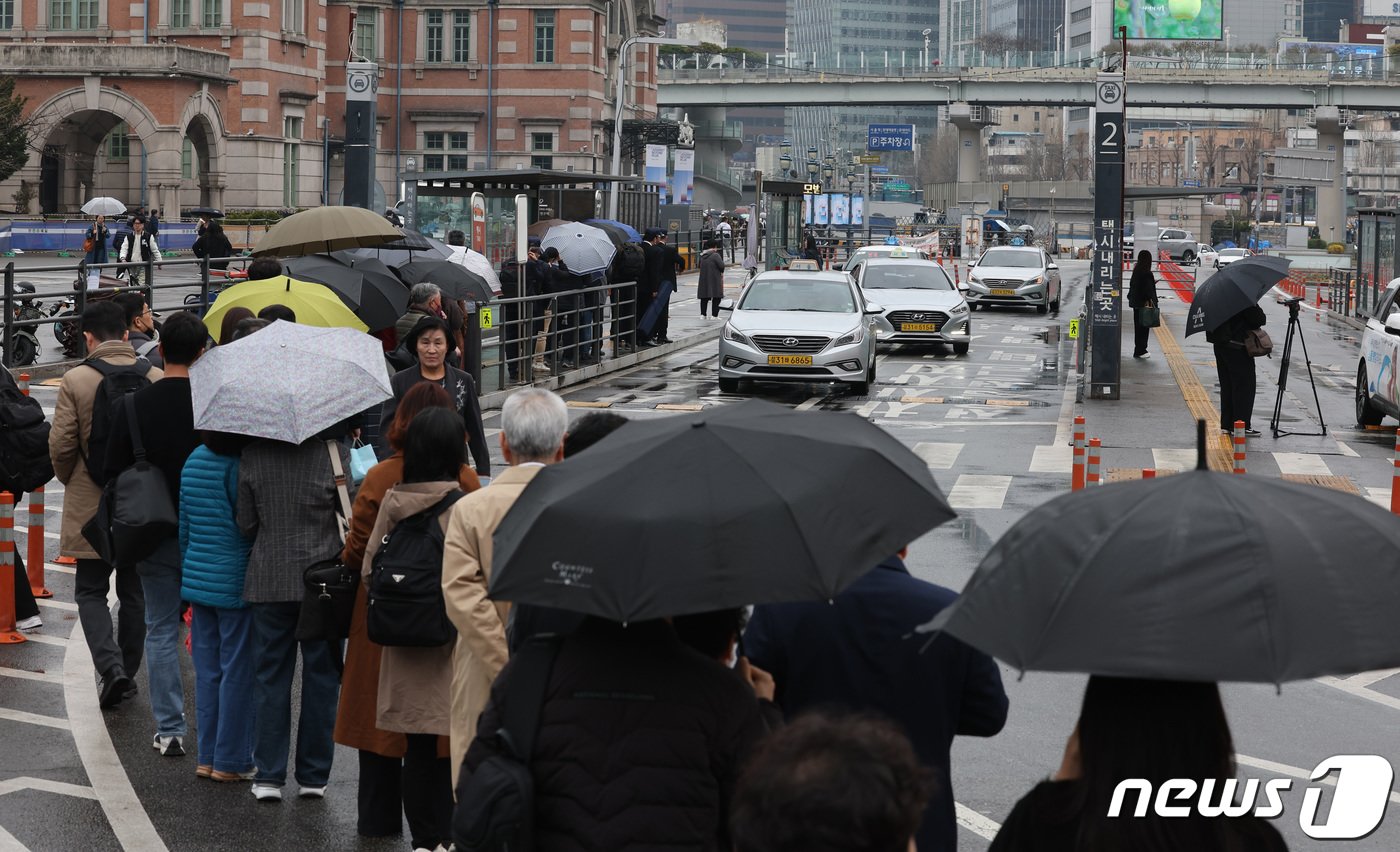 서울 시내버스 노조가 총파업에 돌입한 28일 오전 서울역 버스환승센터에서 시민들이 택시를 기다리고 있다. 2024.3.28/뉴스1 ⓒ News1 신웅수 기자