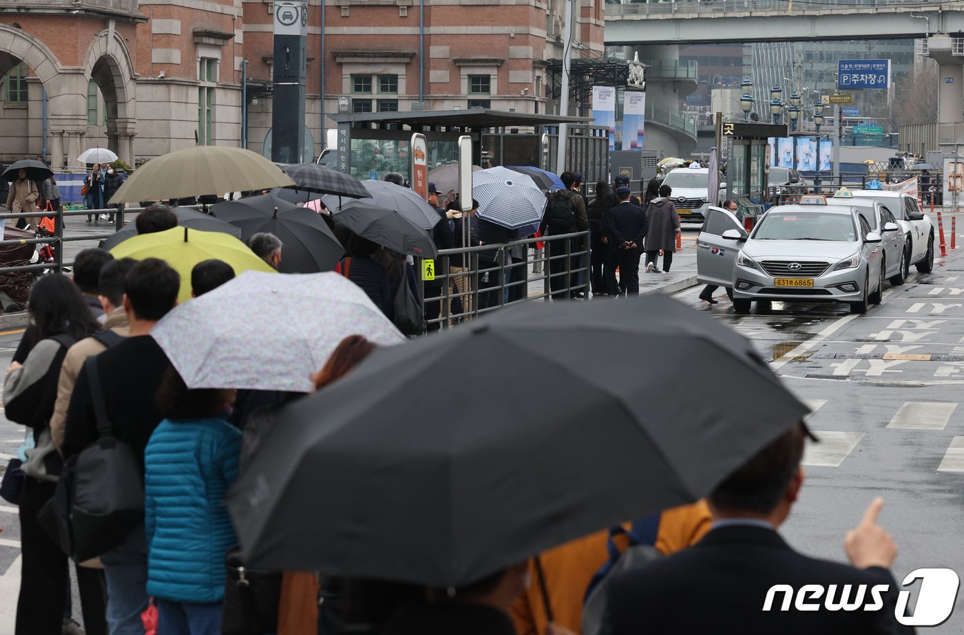 서울 시내버스 노조가 총파업에 돌입한 28일 오전 서울역 버스환승센터에서 시민들이 택시를 기다리고 있다. 서울 버스가 멈춰 선 것은 2012년 부분 파업 이후 12년 만이다. 2024.3.28/뉴스1 ⓒ News1 신웅수 기자