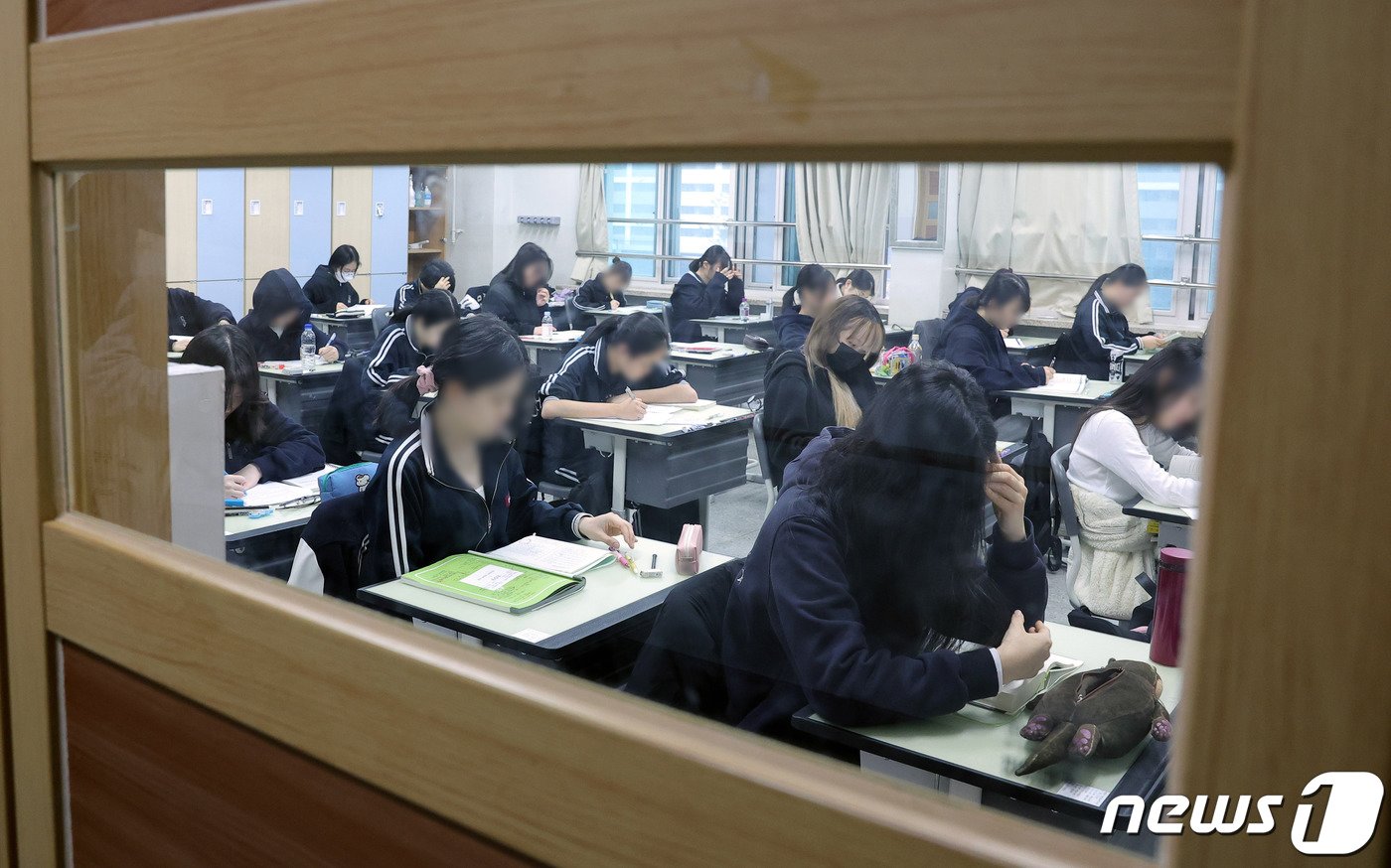 본문 이미지 - 2025학년도 대학수학능력시험 대비 3월 전국연합학력평가가 시행된 28일 서울 강남구 개포고등학교에서 3학년 학생들이 시험 준비를 하고 있다. /뉴스1 ⓒ News1 사진공동취재단