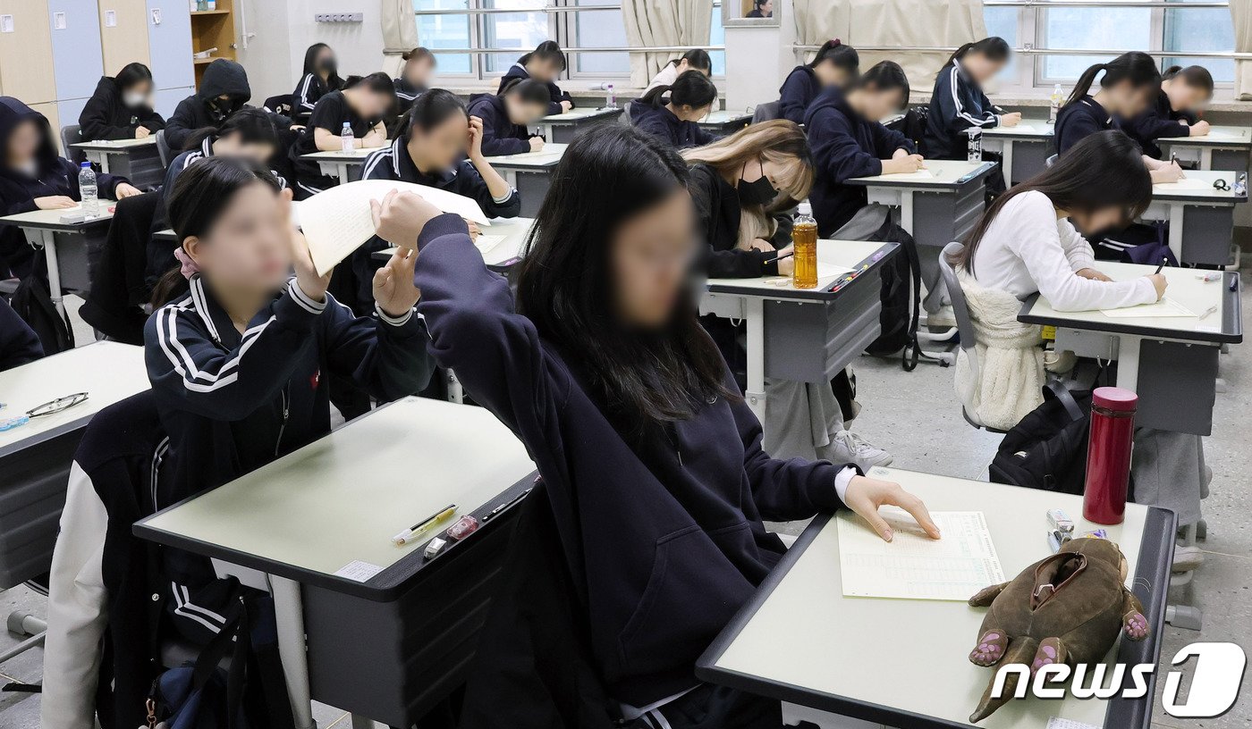 본문 이미지 - 2025학년도 대학수학능력시험 대비 3월 전국연합학력평가가 시행된 28일 서울 강남구 개포고등학교에서 3학년 학생들이 시험지를 전달하고 있다. 2024.3.28/뉴스1 ⓒ News1 사진공동취재단