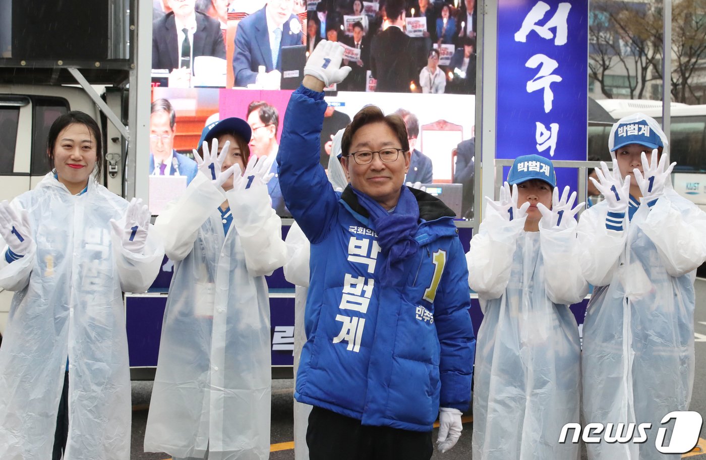 제22대 국회의원 선거의 공식선거운동이 시작된 28일 대전 서구 보라매네거리에서 박범계 더불어민주당 대전 서구을 국회의원 후보가 지지를 호소하고 있다. 2024.3.28/뉴스1 ⓒ News1 김기태 기자