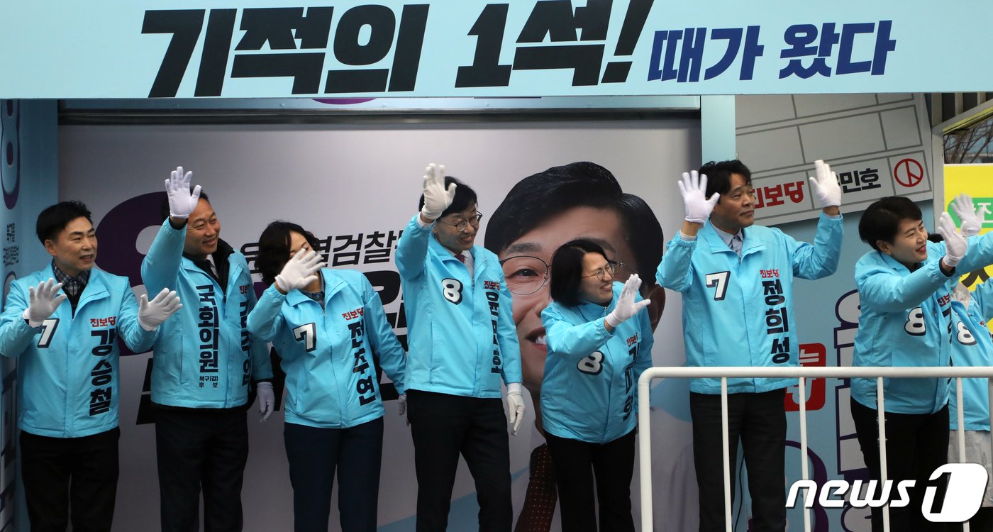 본문 이미지 - 4·10 총선 공식 선거운동이 시작된 28일 오전 광주시 북구 양산 4거리에서 진보당 후보들이 출근길에 나선 시민들에게 인사하고 있다. 2024.3.28/뉴스1 ⓒ News1 이수민 기자