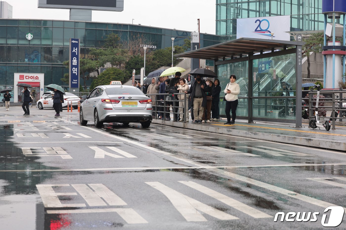 서울 시내버스 노조가 총파업에 돌입한 28일 오전 서울역 버스환승센터에서 시민들이 택시를 기다리고 있다. 서울 버스가 멈춰 선 것은 2012년 부분 파업 이후 12년 만이다. 2024.3.28/뉴스1 ⓒ News1 신웅수 기자