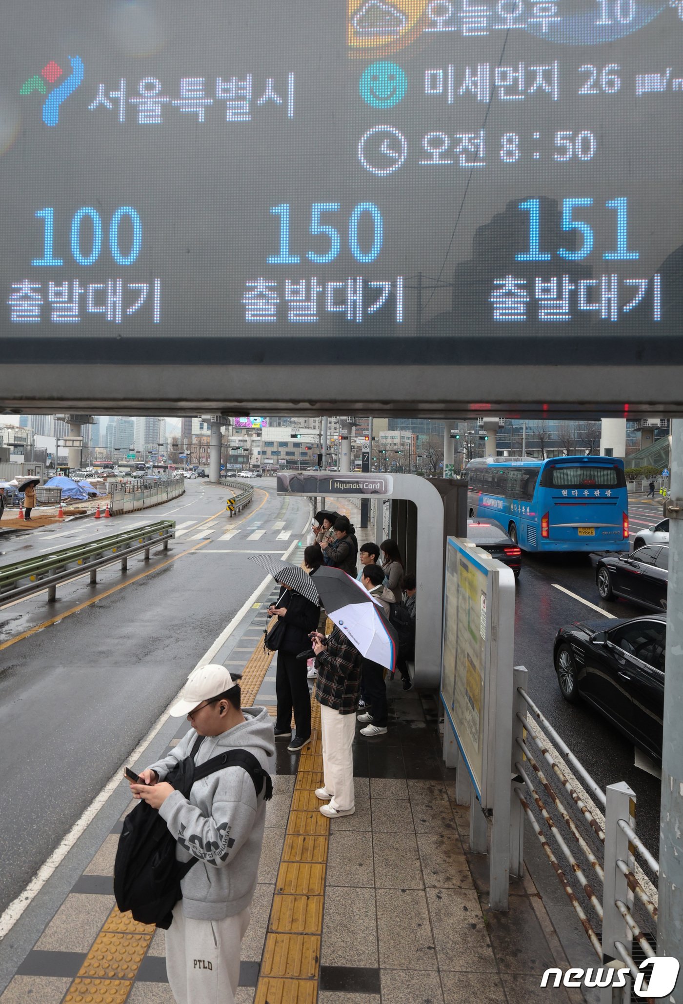 본문 이미지 - 서울 시내버스 노조가 총파업에 돌입한 28일 오전 서울역 버스환승센터에서 시민들이 버스를 기다리고 있다. 서울 버스가 멈춰 선 것은 2012년 부분 파업 이후 12년 만이다. 2024.3.28/뉴스1 ⓒ News1 신웅수 기자