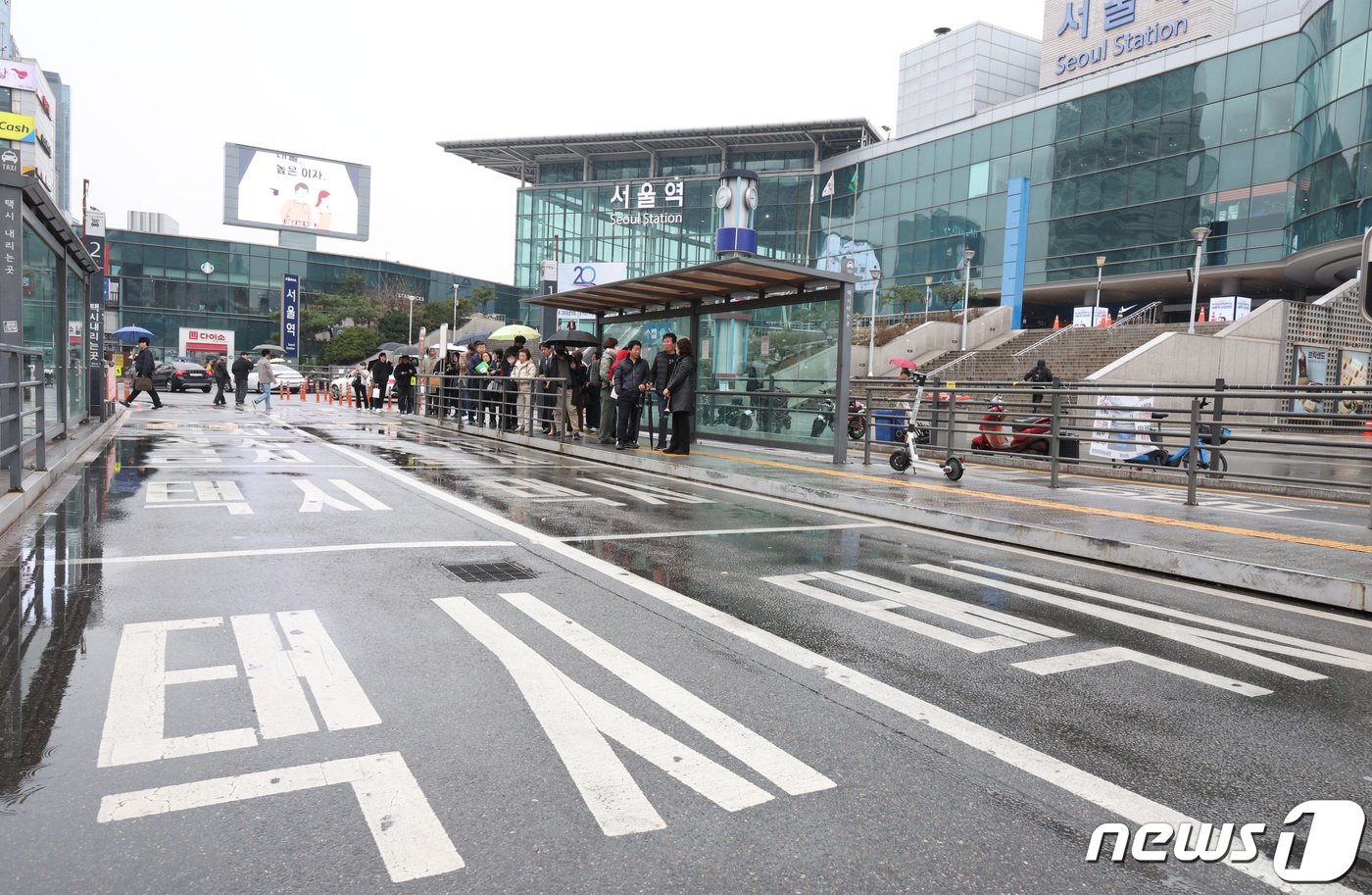 서울 시내버스 노조가 총파업에 돌입한 28일 오전 서울역 버스환승센터에서 시민들이 택시를 기다리고 있다. 서울 버스가 멈춰 선 것은 2012년 부분 파업 이후 12년 만이다. 2024.3.28/뉴스1 ⓒ News1 신웅수 기자