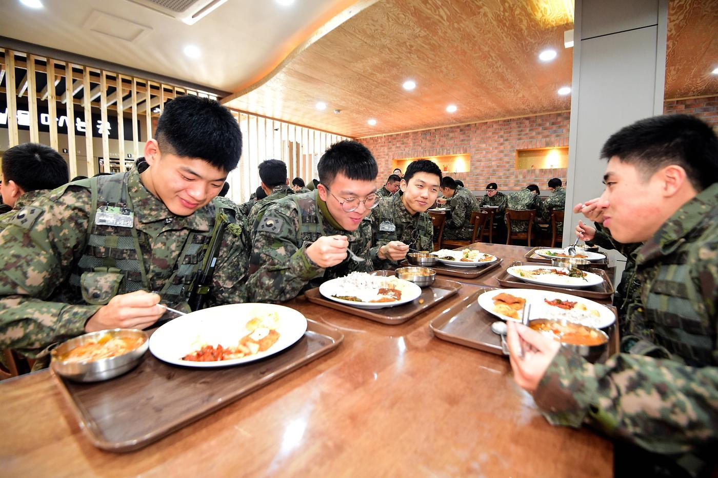 병영식당에서 식사하고 있는 장병들의 모습.&#40;국방일보 제공&#41;