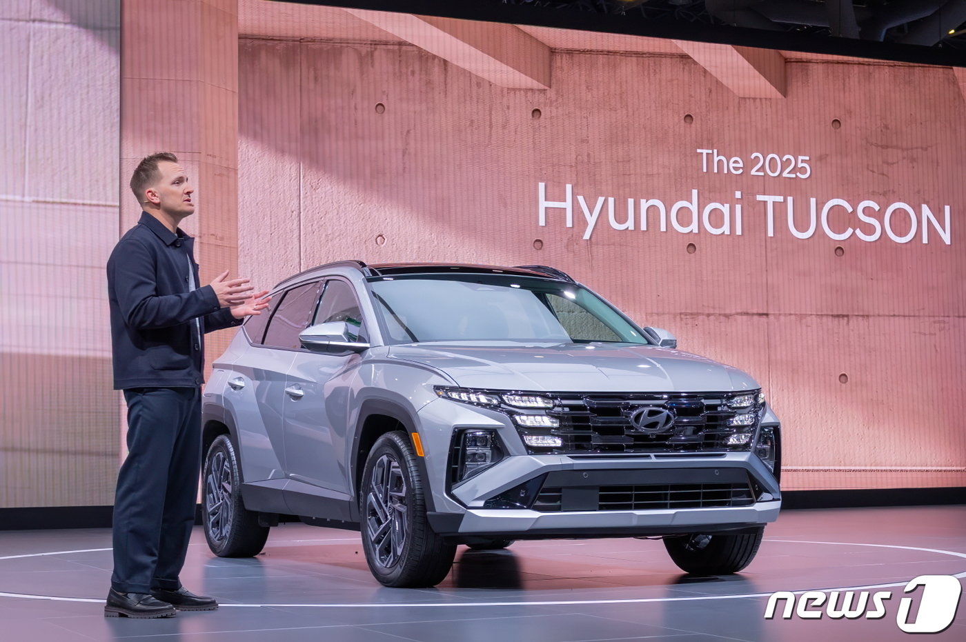 본문 이미지 - 현대자동차가 27일(현지시간) 미국 뉴욕 제이콥 재비츠 컨벤션 센터에서 열린 '2024 뉴욕 국제 오토쇼'에서 '더 뉴 투싼(The New Tucson)’을 북미에 처음 공개했다고 28일 밝혔다. (현대차 제공) 2024.3.28/뉴스1