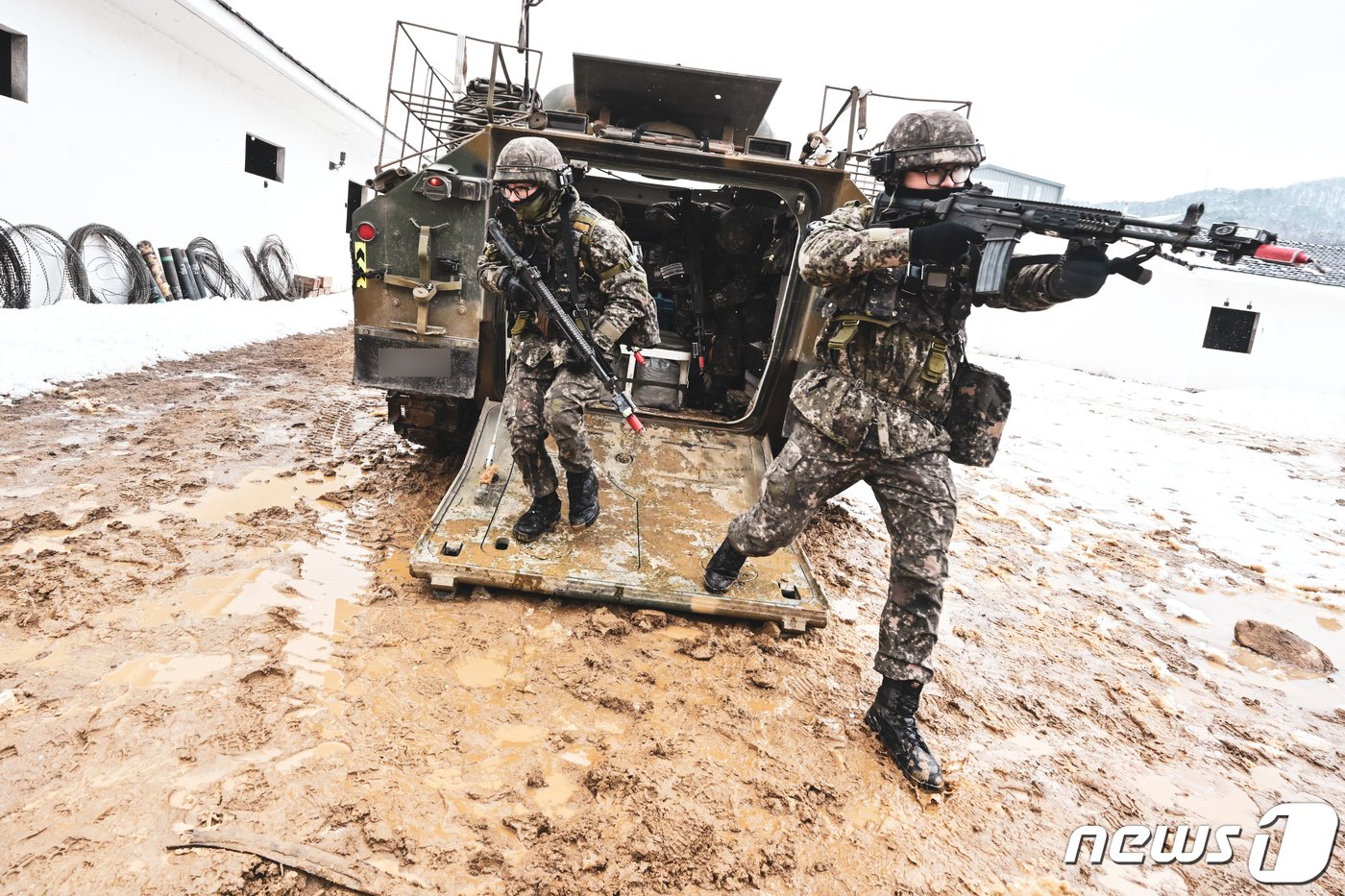 육군 제25보병사단 해룡여단은 지난 19일부터 10일간 강원도 인제 육군과학화전투훈련단에서 미국 해병대와 한미연합 과학화전투훈련&#40;KCTC&#41;을 실시했다고 28일 밝혔다. 해룡여단전투단 장병이 K200장갑차와 함께 훈련장으로 진입하고 있다. &#40;육군 제공&#41; 2024.3.28/뉴스1