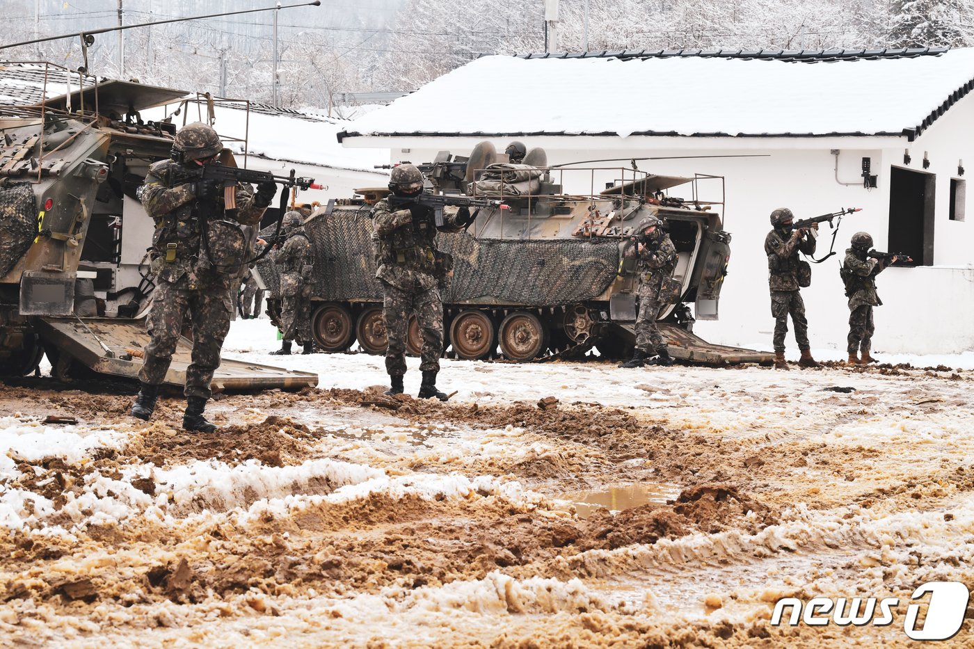 육군 제25보병사단 해룡여단은 지난 19일부터 10일간 강원도 인제 육군과학화전투훈련단에서 미국 해병대와 한미연합 과학화전투훈련&#40;KCTC&#41;을 실시했다고 28일 밝혔다. 해룡여단전투단 장병이 K200장갑차와 함께 훈련장으로 진입하고 있다. &#40;육군 제공&#41; 2024.3.28/뉴스1