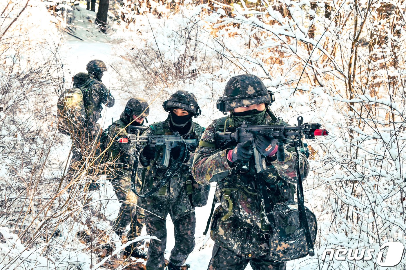 육군 제25보병사단 해룡여단은 지난 19일부터 10일간 강원도 인제 육군과학화전투훈련단에서 미국 해병대와 한미연합 과학화전투훈련&#40;KCTC&#41;을 실시했다고 28일 밝혔다. 해룡여단전투단 장병이 전문대항군연대와 교전하고 있다. &#40;육군 제공&#41; 2024.3.28/뉴스1