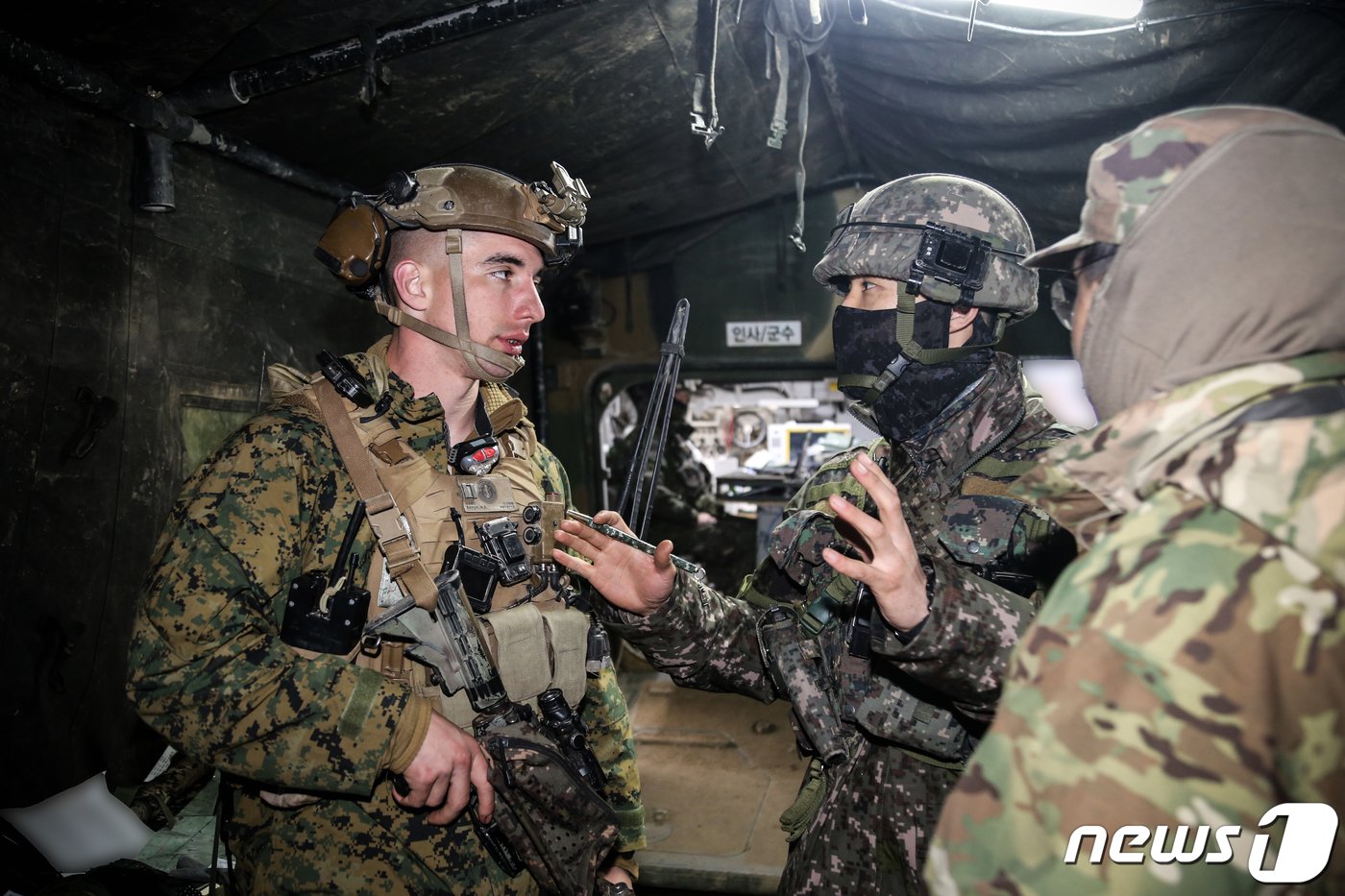 육군 제25보병사단 해룡여단은 지난 19일부터 10일간 강원도 인제 육군과학화전투훈련단에서 미국 해병대와 한미연합 과학화전투훈련&#40;KCTC&#41;을 실시했다고 28일 밝혔다. 미 해병대 장병이 적지로 침투해 수색 및 정찰을 실시하고 있다. &#40;육군 제공&#41; 2024.3.28/뉴스1