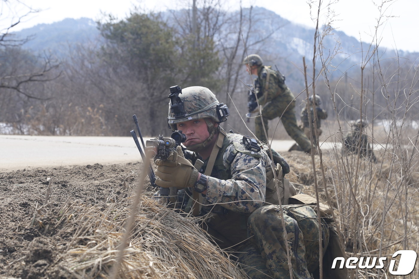 육군 제25보병사단 해룡여단은 지난 19일부터 10일간 강원도 인제 육군과학화전투훈련단에서 미국 해병대와 한미연합 과학화전투훈련&#40;KCTC&#41;을 실시했다고 28일 밝혔다. 미 해병대 장병이 적지로 침투해 수색 및 정찰을 실시하고 있다.&#40;육군 제공&#41; 2024.3.28/뉴스1