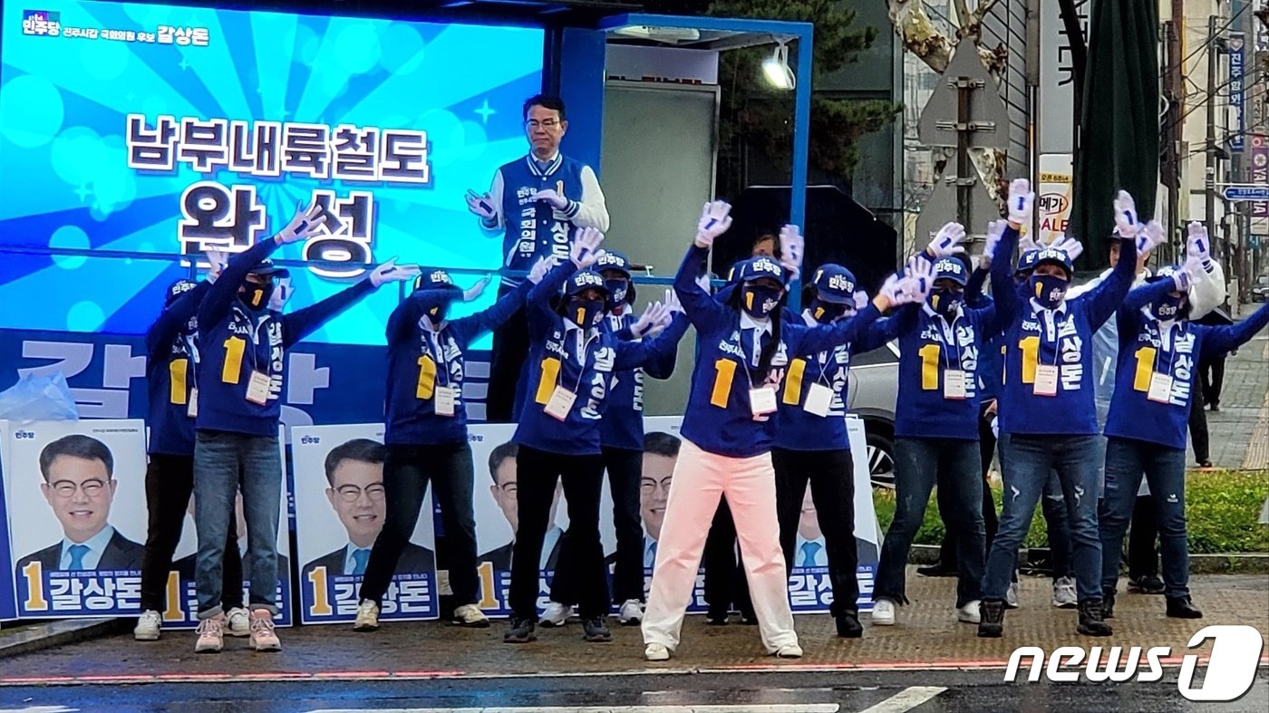 본문 이미지 - 진주갑 더불어민주당 갈상돈 후보가 28일 진주 이마트 사거리에서 출근길 인사를 하고 있다. 2024.3.28 뉴스1/한송학기자